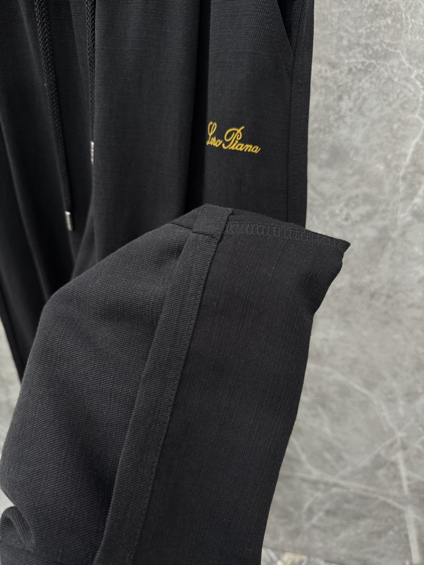 Loro Piana🌈🌈新款天丝休闲裤，采用醋酸天丝面料打造，舒适轻肤软糯，非常有垂感不显臃肿。前面植绒