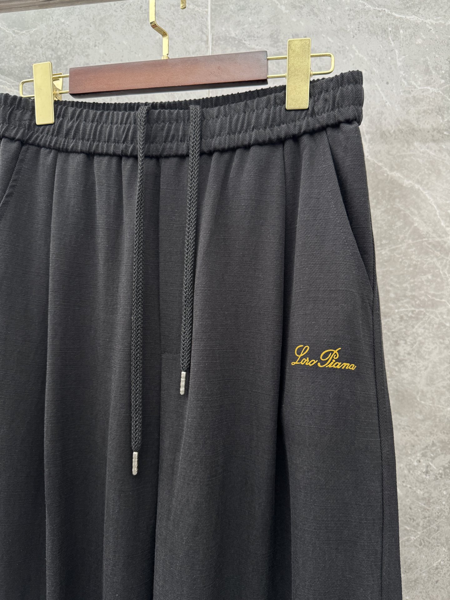 Loro Piana🌈🌈新款天丝休闲裤，采用醋酸天丝面料打造，舒适轻肤软糯，非常有垂感不显臃肿。前面植绒