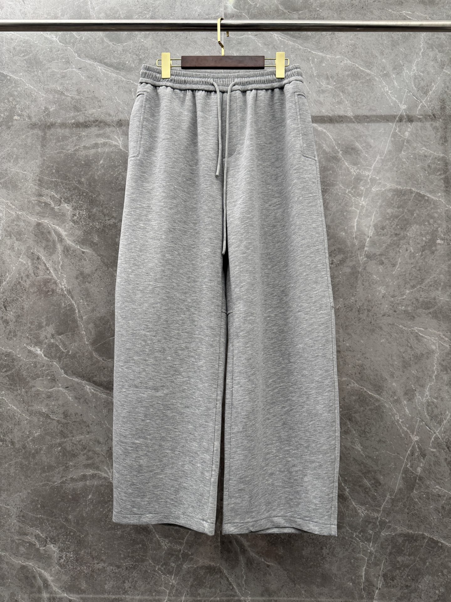 圣罗兰🌈🌈经典休闲直筒长裤，采用了莫代尔面膜材质，面料丝滑挺括，搭配后口袋标识装饰，上身足够吸睛且回头率