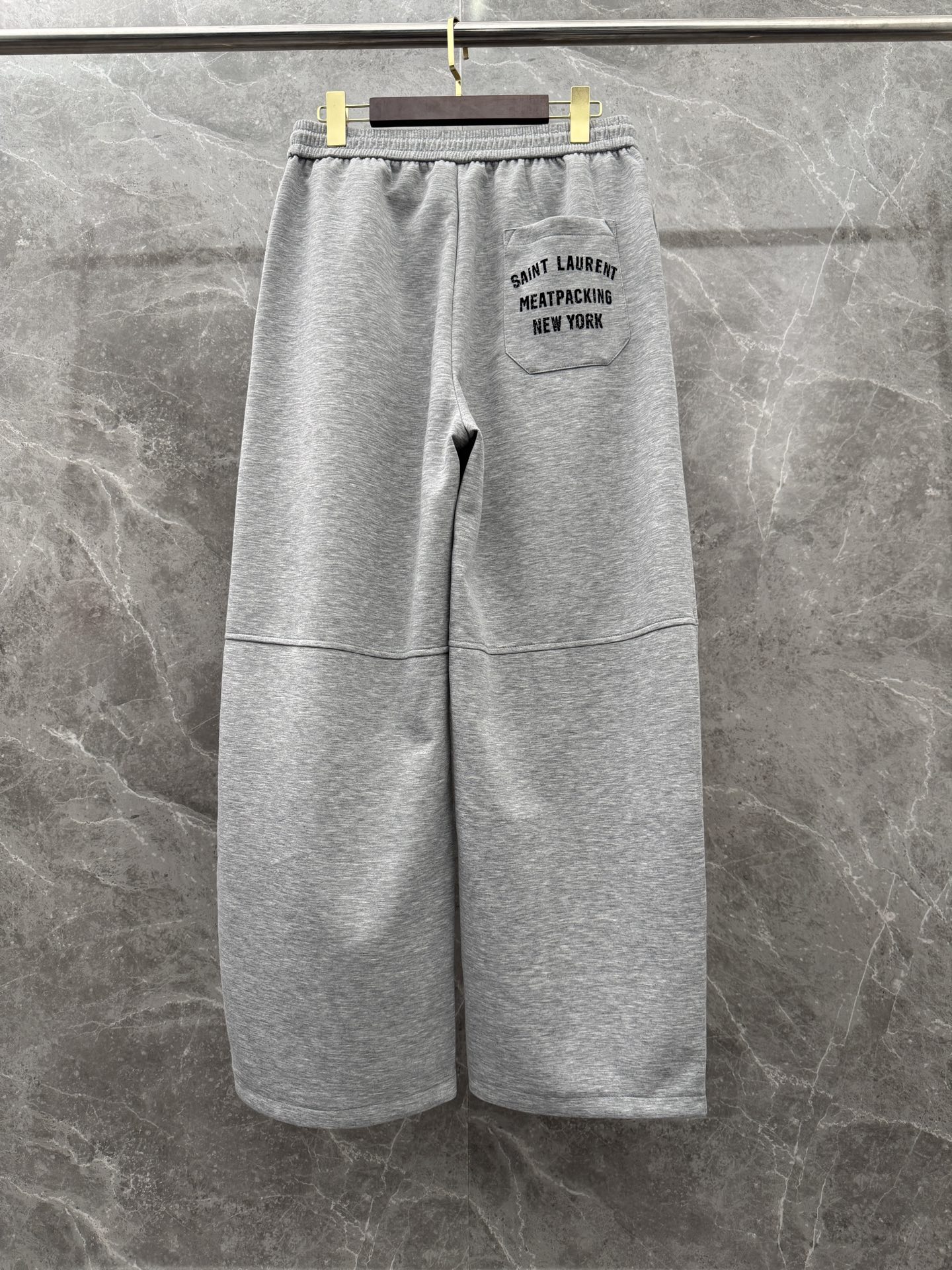 圣罗兰🌈🌈经典休闲直筒长裤，采用了莫代尔面膜材质，面料丝滑挺括，搭配后口袋标识装饰，上身足够吸睛且回头率