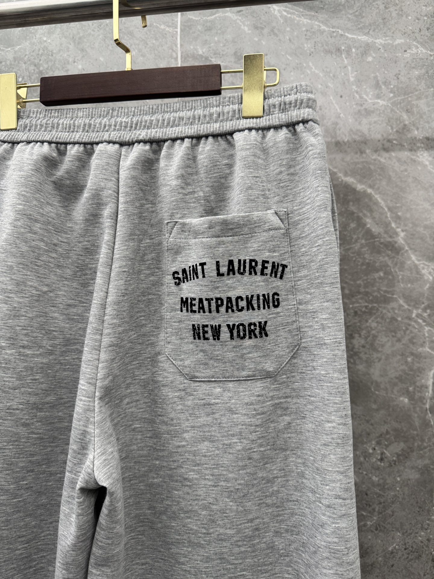 圣罗兰🌈🌈经典休闲直筒长裤，采用了莫代尔面膜材质，面料丝滑挺括，搭配后口袋标识装饰，上身足够吸睛且回头率