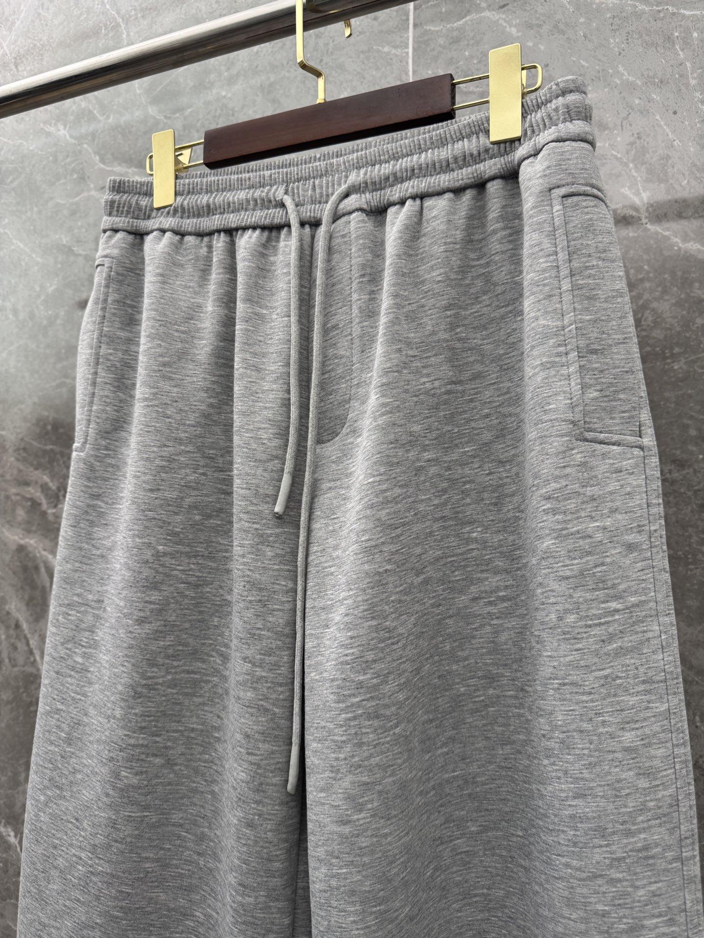 圣罗兰🌈🌈经典休闲直筒长裤，采用了莫代尔面膜材质，面料丝滑挺括，搭配后口袋标识装饰，上身足够吸睛且回头率