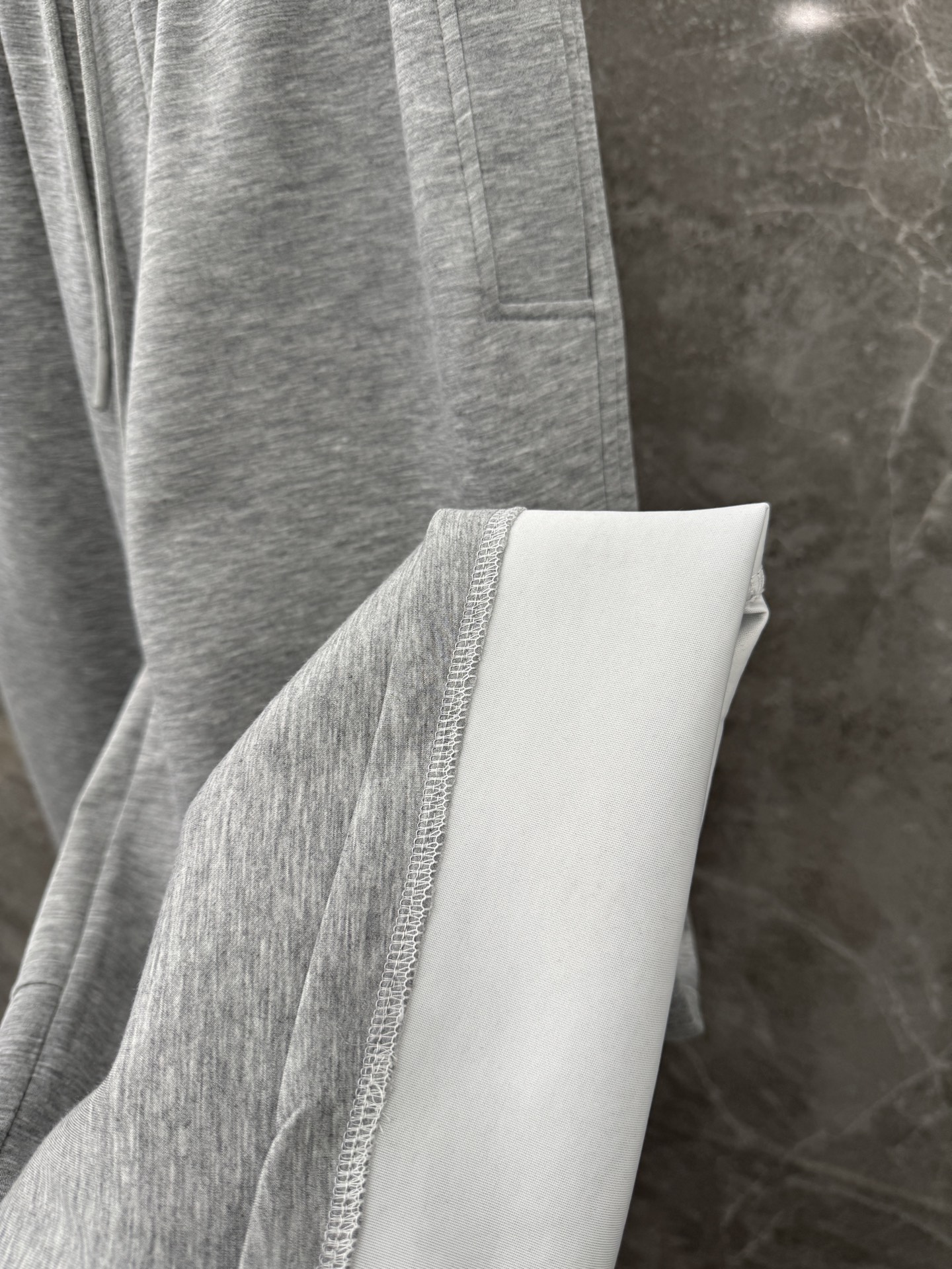 圣罗兰🌈🌈经典休闲直筒长裤，采用了莫代尔面膜材质，面料丝滑挺括，搭配后口袋标识装饰，上身足够吸睛且回头率