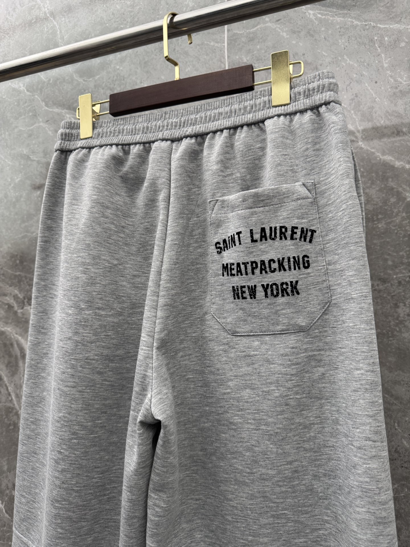 圣罗兰🌈🌈经典休闲直筒长裤，采用了莫代尔面膜材质，面料丝滑挺括，搭配后口袋标识装饰，上身足够吸睛且回头率