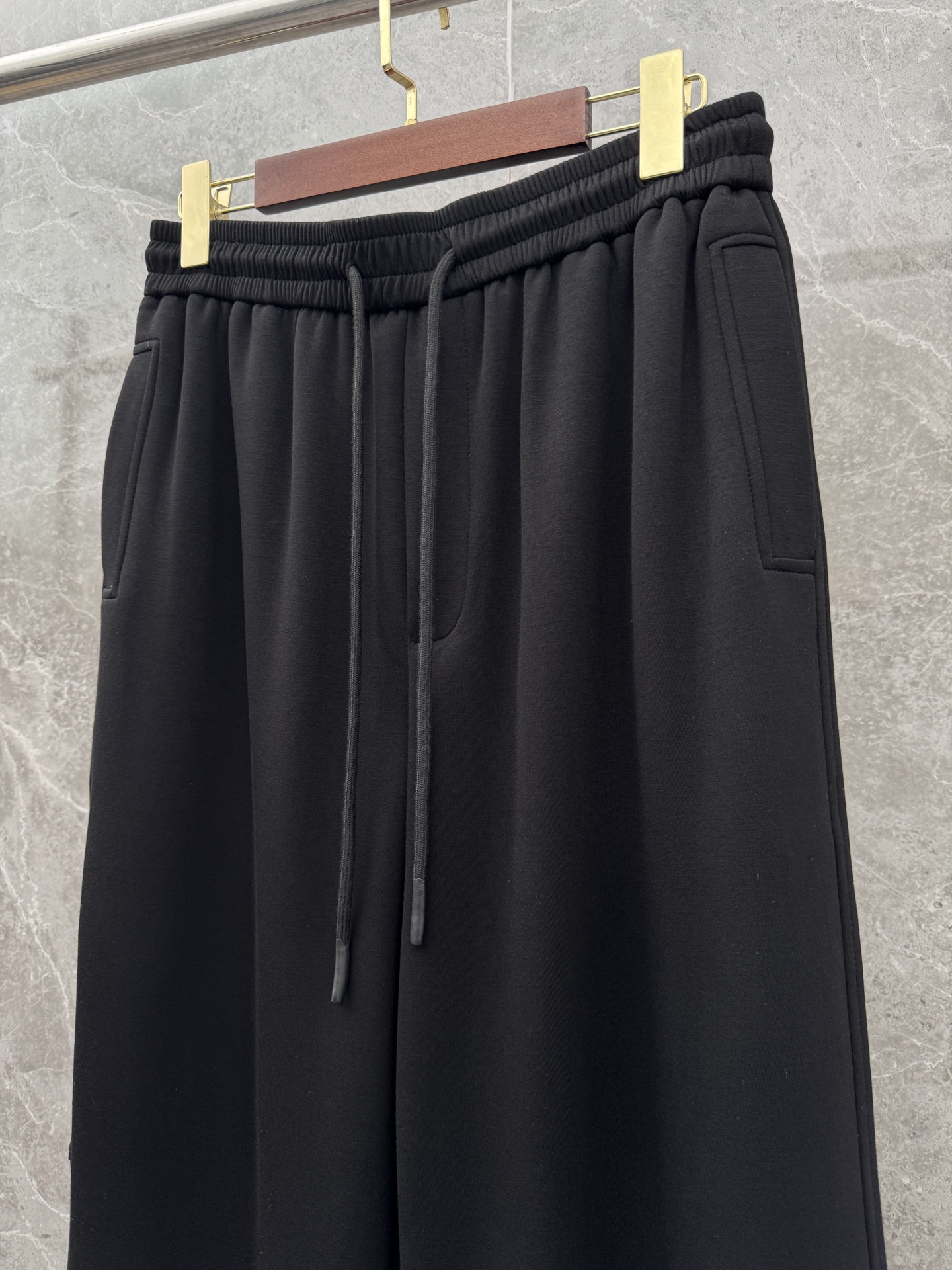 圣罗兰🌈🌈经典休闲直筒长裤，采用了莫代尔面膜材质，面料丝滑挺括，搭配后口袋标识装饰，上身足够吸睛且回头率