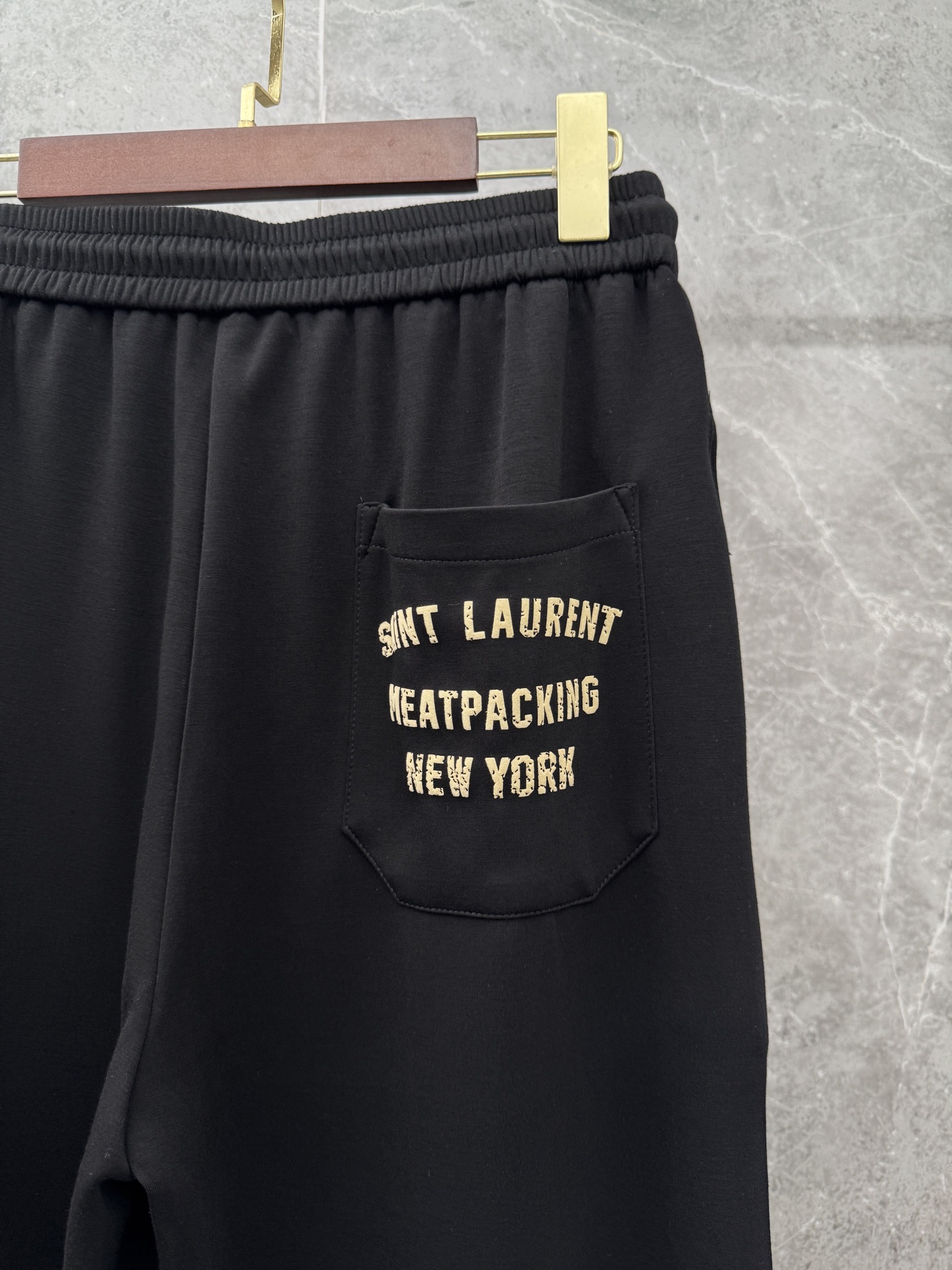 圣罗兰🌈🌈经典休闲直筒长裤，采用了莫代尔面膜材质，面料丝滑挺括，搭配后口袋标识装饰，上身足够吸睛且回头率