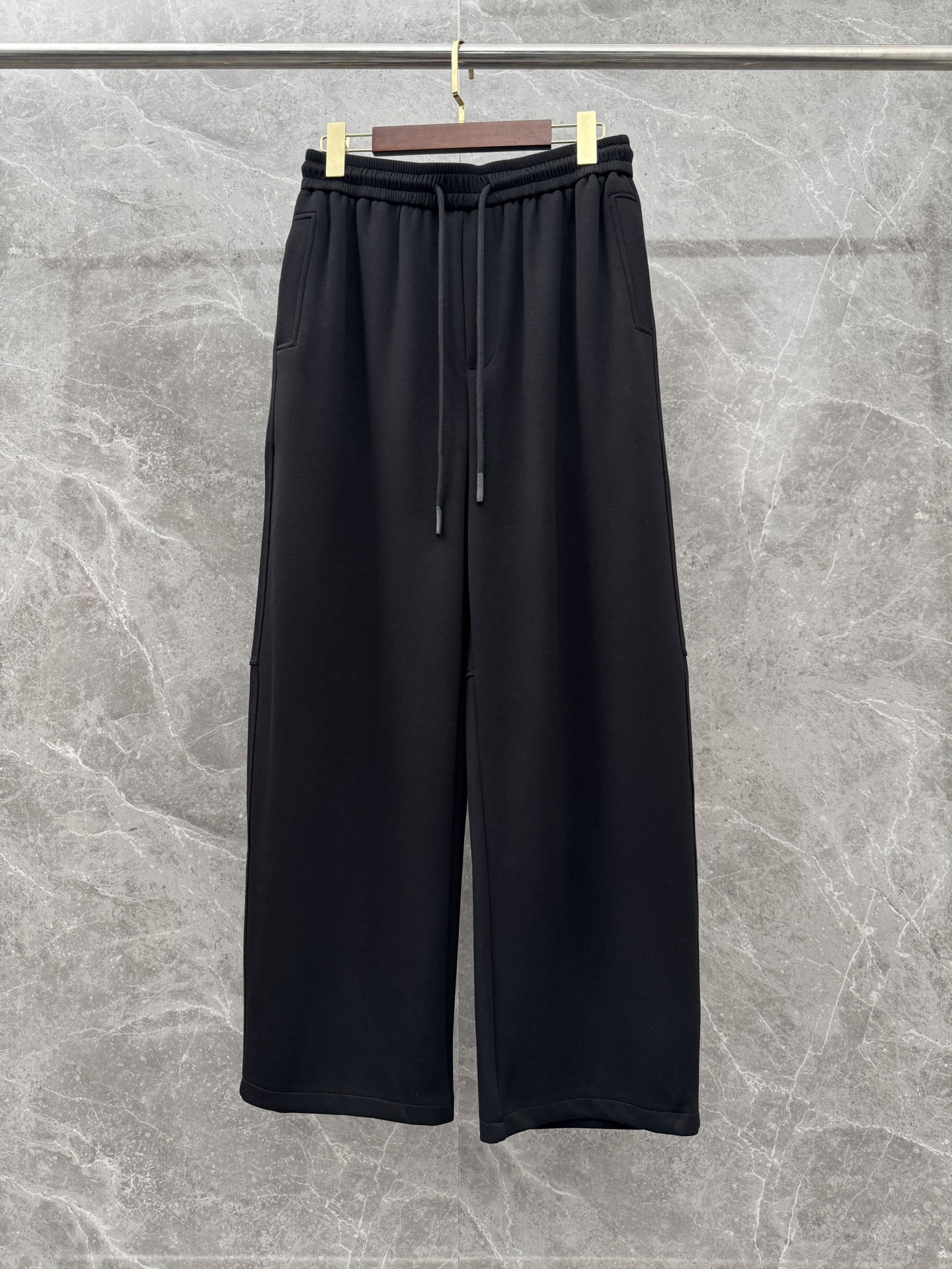 圣罗兰🌈🌈经典休闲直筒长裤，采用了莫代尔面膜材质，面料丝滑挺括，搭配后口袋标识装饰，上身足够吸睛且回头率