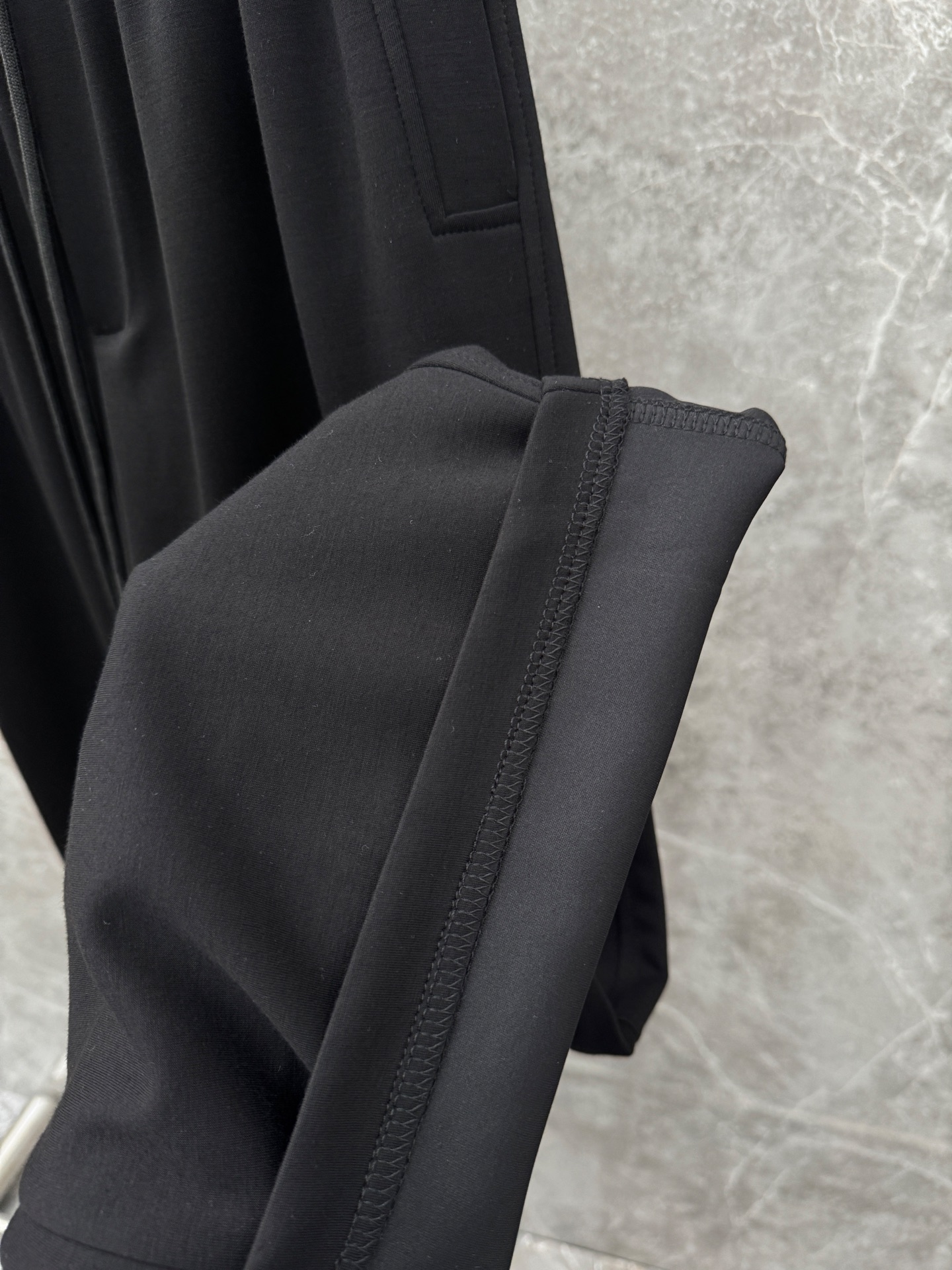 圣罗兰🌈🌈经典休闲直筒长裤，采用了莫代尔面膜材质，面料丝滑挺括，搭配后口袋标识装饰，上身足够吸睛且回头率