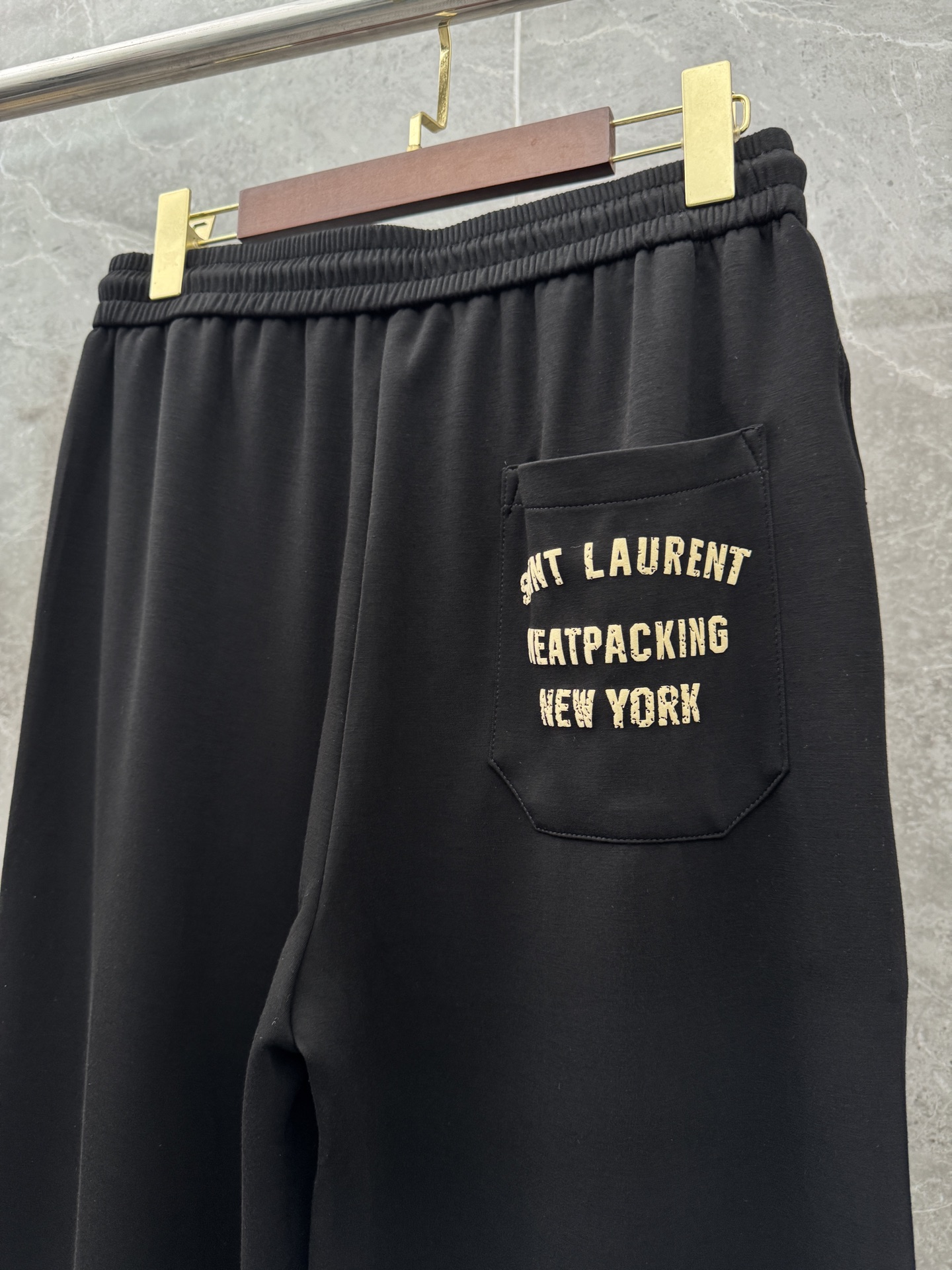 圣罗兰🌈🌈经典休闲直筒长裤，采用了莫代尔面膜材质，面料丝滑挺括，搭配后口袋标识装饰，上身足够吸睛且回头率