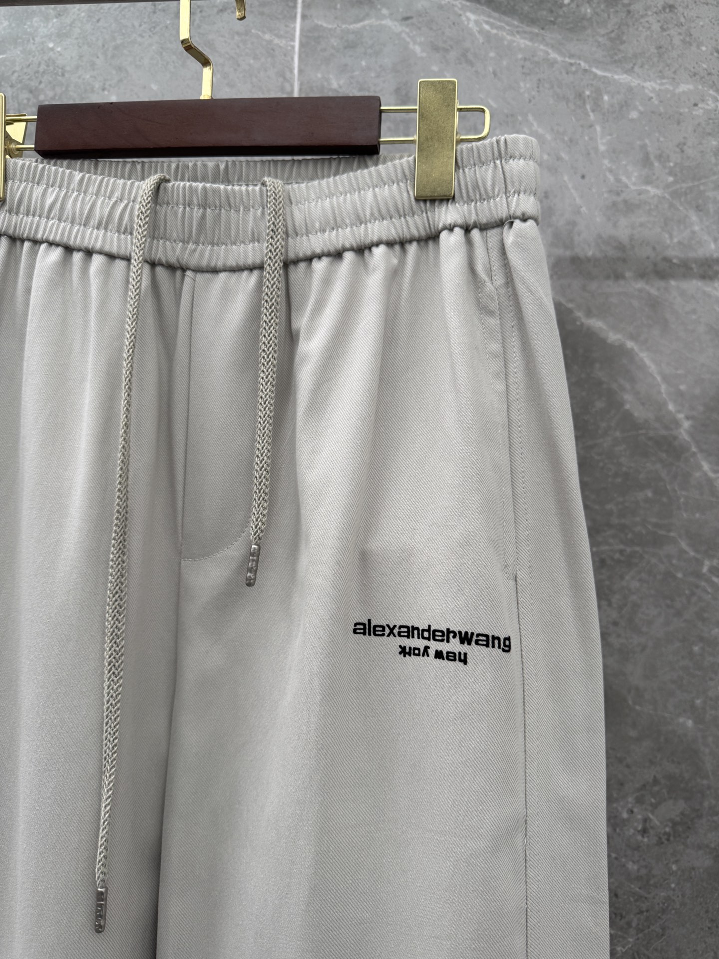 大王🌈🌈春夏季新款休闲裤，裤子侧向饰有大王植绒字母设计，辨识度颇为鲜明，弹性松紧腰边抽绳束脚设计，面料手