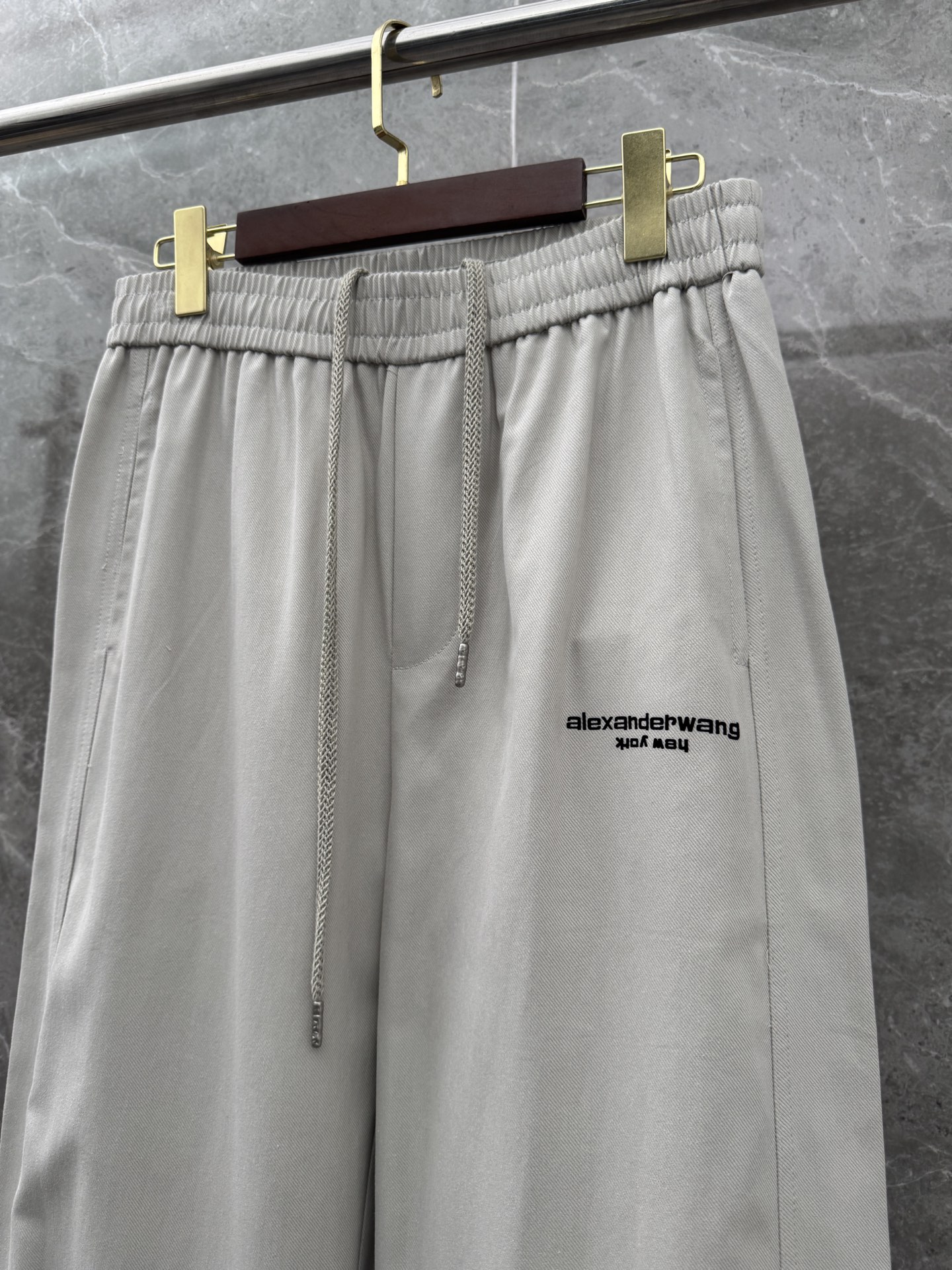 大王🌈🌈春夏季新款休闲裤，裤子侧向饰有大王植绒字母设计，辨识度颇为鲜明，弹性松紧腰边抽绳束脚设计，面料手