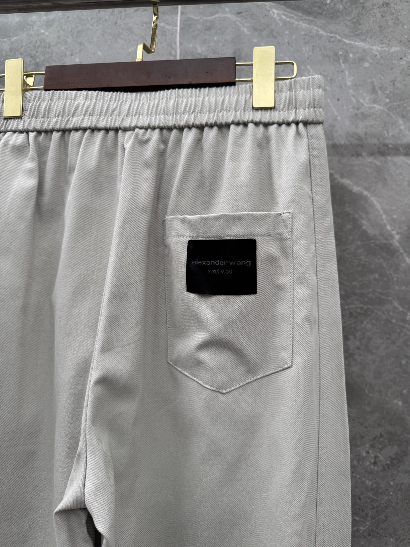 大王🌈🌈春夏季新款休闲裤，裤子侧向饰有大王植绒字母设计，辨识度颇为鲜明，弹性松紧腰边抽绳束脚设计，面料手