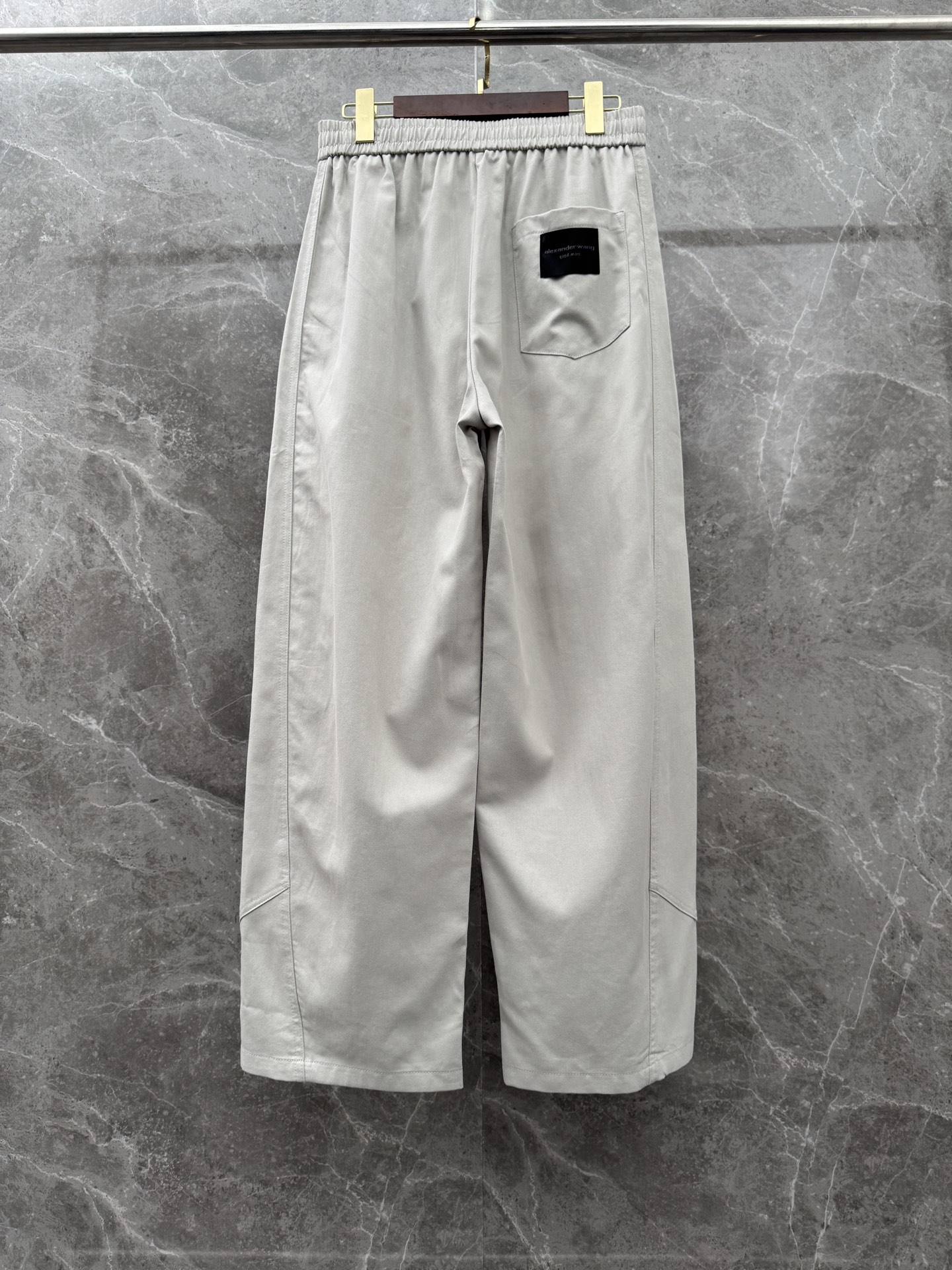 大王🌈🌈春夏季新款休闲裤，裤子侧向饰有大王植绒字母设计，辨识度颇为鲜明，弹性松紧腰边抽绳束脚设计，面料手