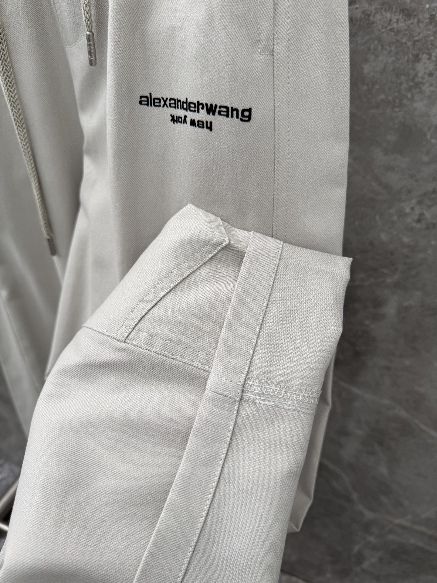 大王🌈🌈春夏季新款休闲裤，裤子侧向饰有大王植绒字母设计，辨识度颇为鲜明，弹性松紧腰边抽绳束脚设计，面料手