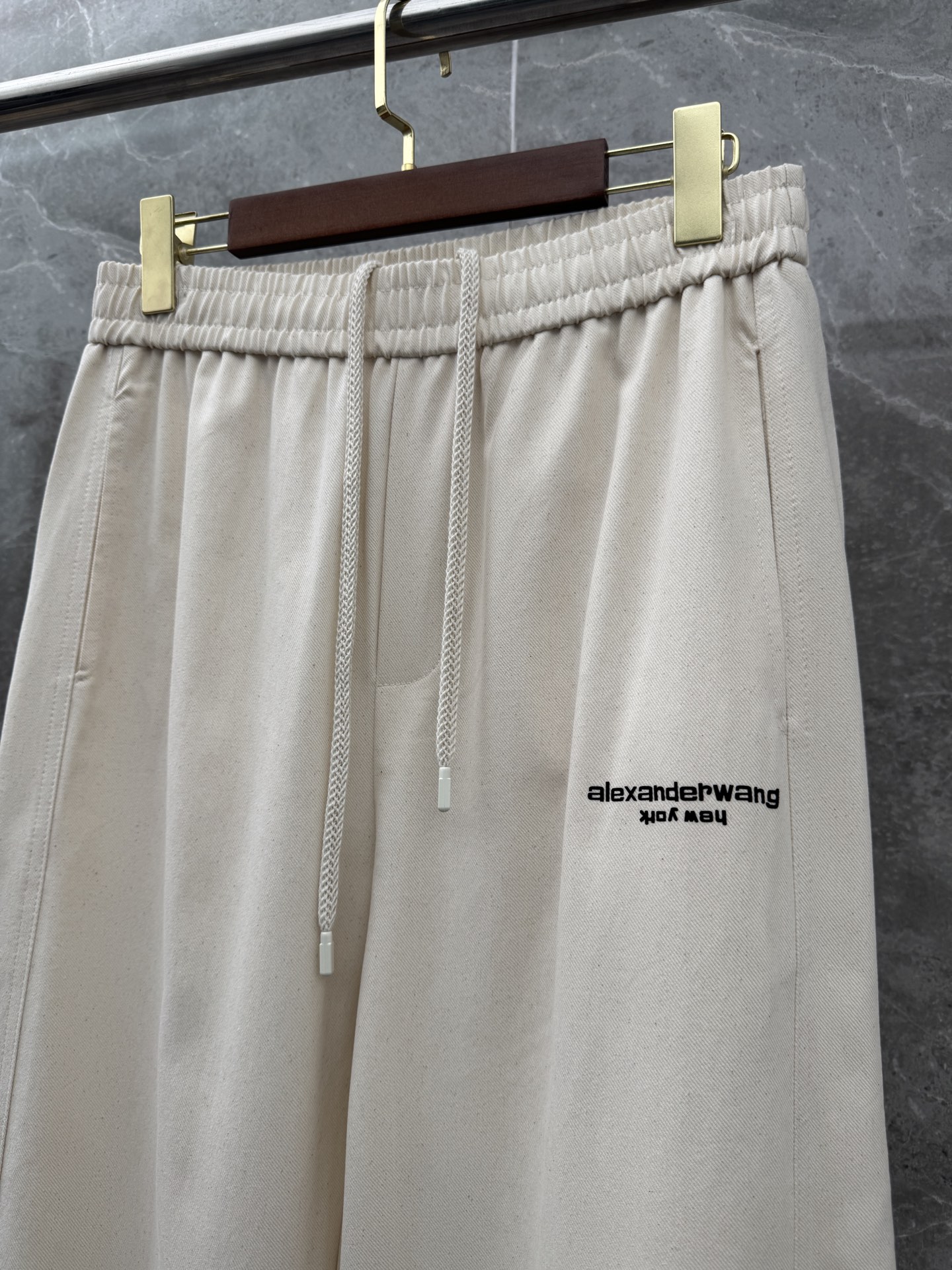 大王🌈🌈春夏季新款休闲裤，裤子侧向饰有大王植绒字母设计，辨识度颇为鲜明，弹性松紧腰边抽绳束脚设计，面料手