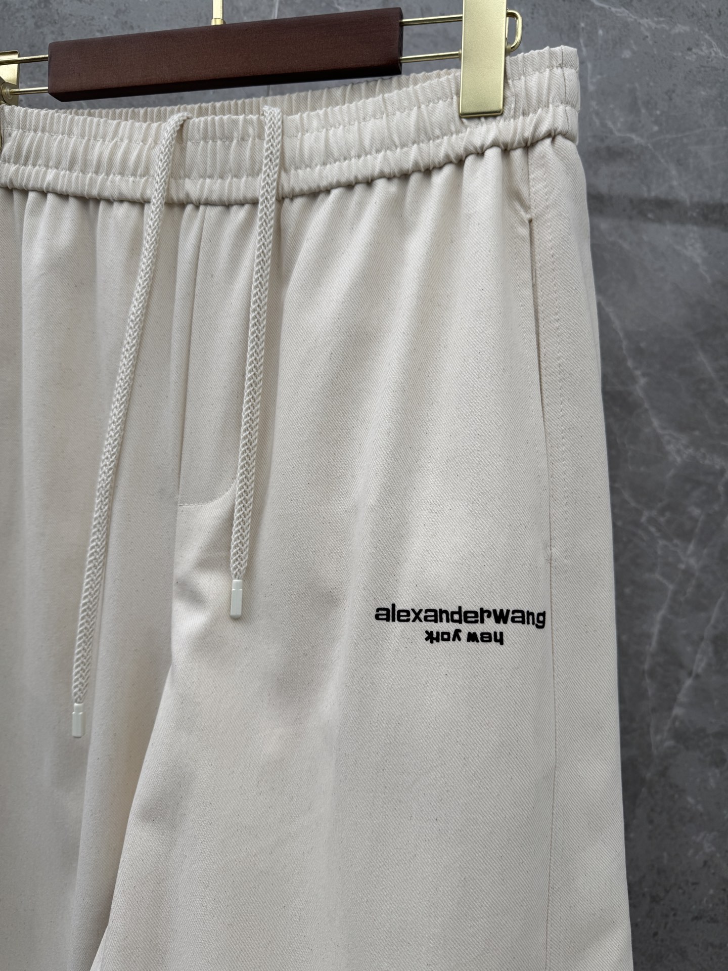 大王🌈🌈春夏季新款休闲裤，裤子侧向饰有大王植绒字母设计，辨识度颇为鲜明，弹性松紧腰边抽绳束脚设计，面料手