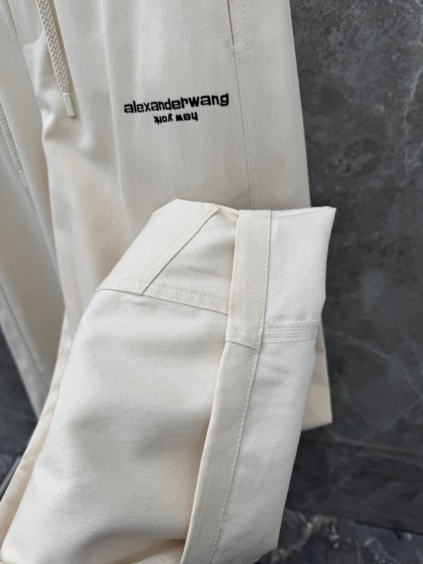 大王🌈🌈春夏季新款休闲裤，裤子侧向饰有大王植绒字母设计，辨识度颇为鲜明，弹性松紧腰边抽绳束脚设计，面料手