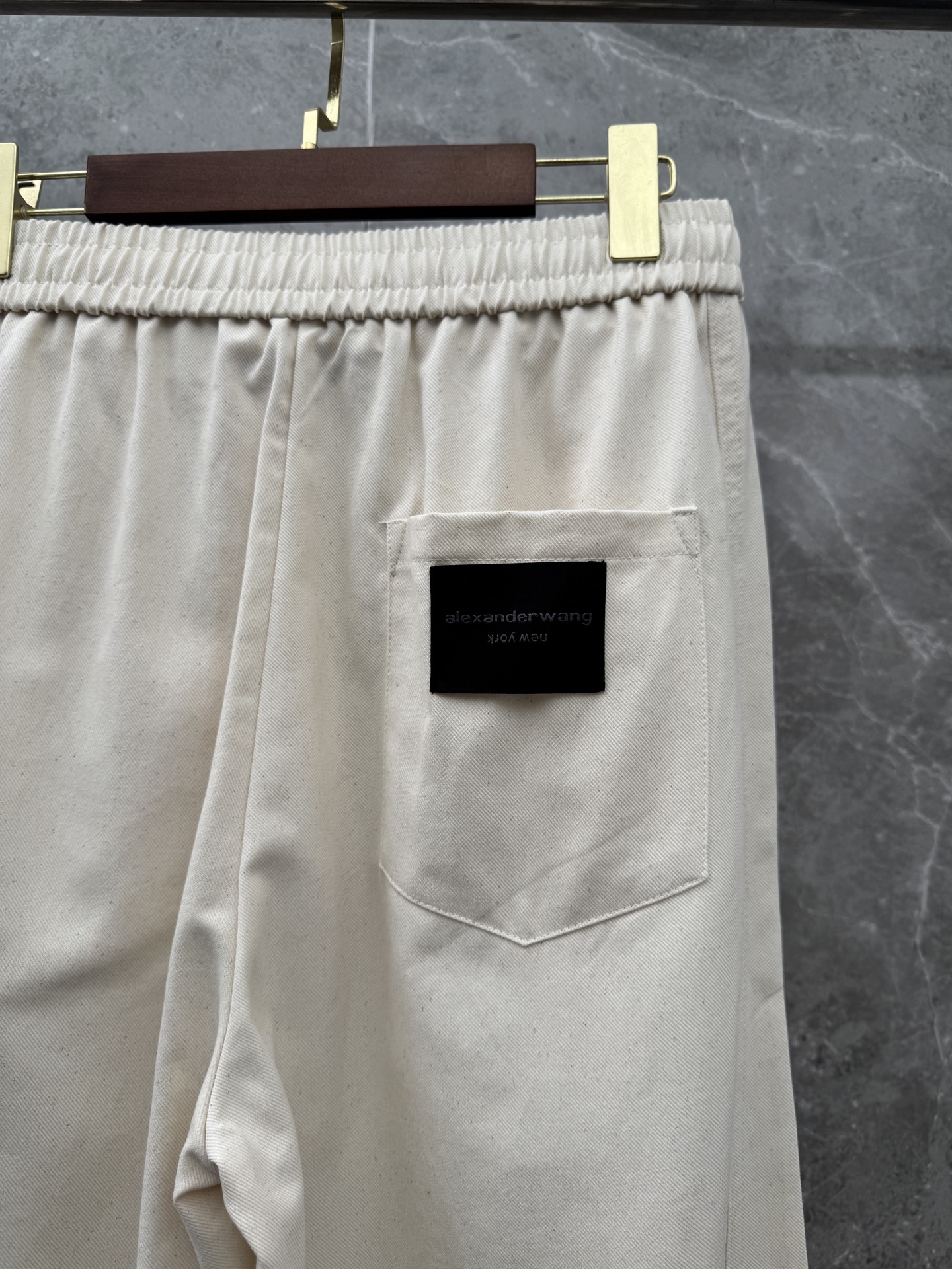 大王🌈🌈春夏季新款休闲裤，裤子侧向饰有大王植绒字母设计，辨识度颇为鲜明，弹性松紧腰边抽绳束脚设计，面料手