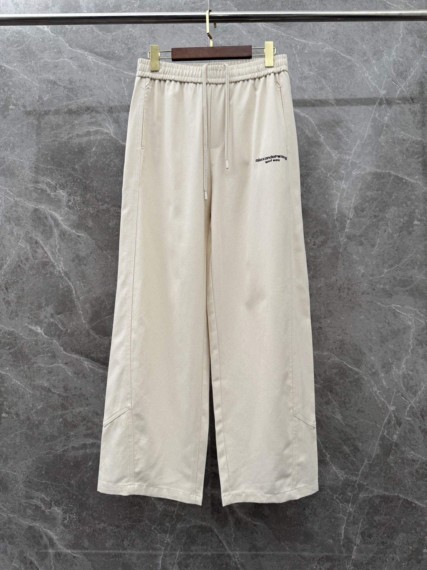 大王🌈🌈春夏季新款休闲裤，裤子侧向饰有大王植绒字母设计，辨识度颇为鲜明，弹性松紧腰边抽绳束脚设计，面料手