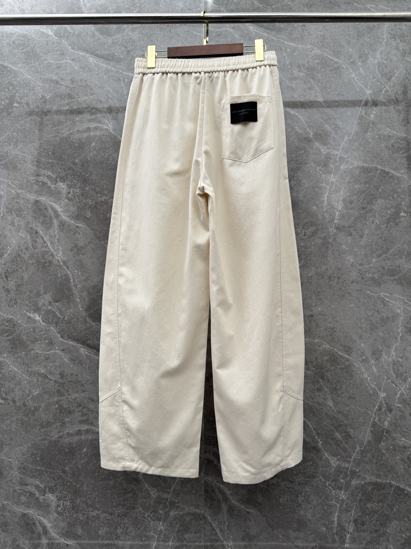 大王🌈🌈春夏季新款休闲裤，裤子侧向饰有大王植绒字母设计，辨识度颇为鲜明，弹性松紧腰边抽绳束脚设计，面料手