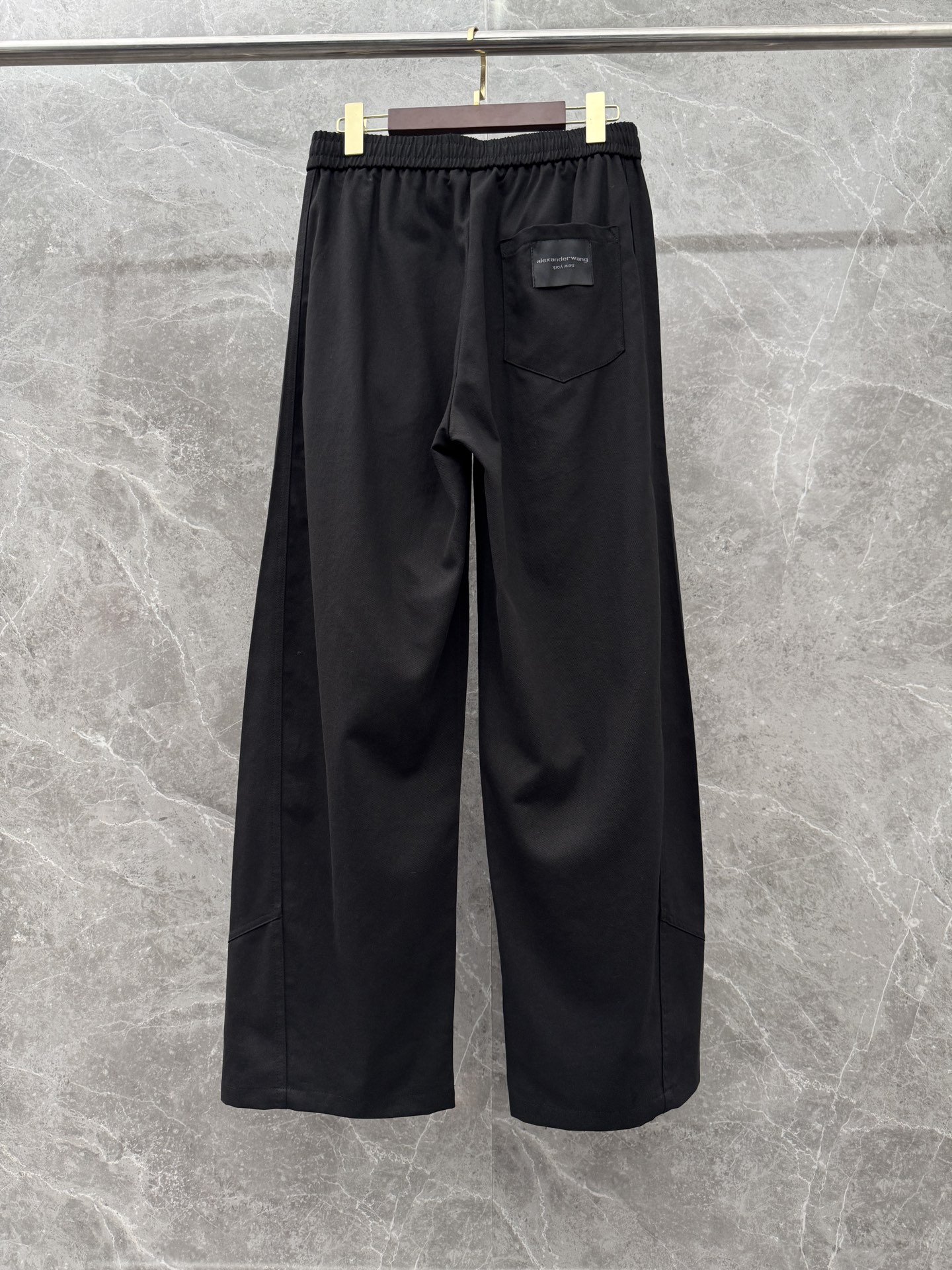 大王🌈🌈春夏季新款休闲裤，裤子侧向饰有大王植绒字母设计，辨识度颇为鲜明，弹性松紧腰边抽绳束脚设计，面料手