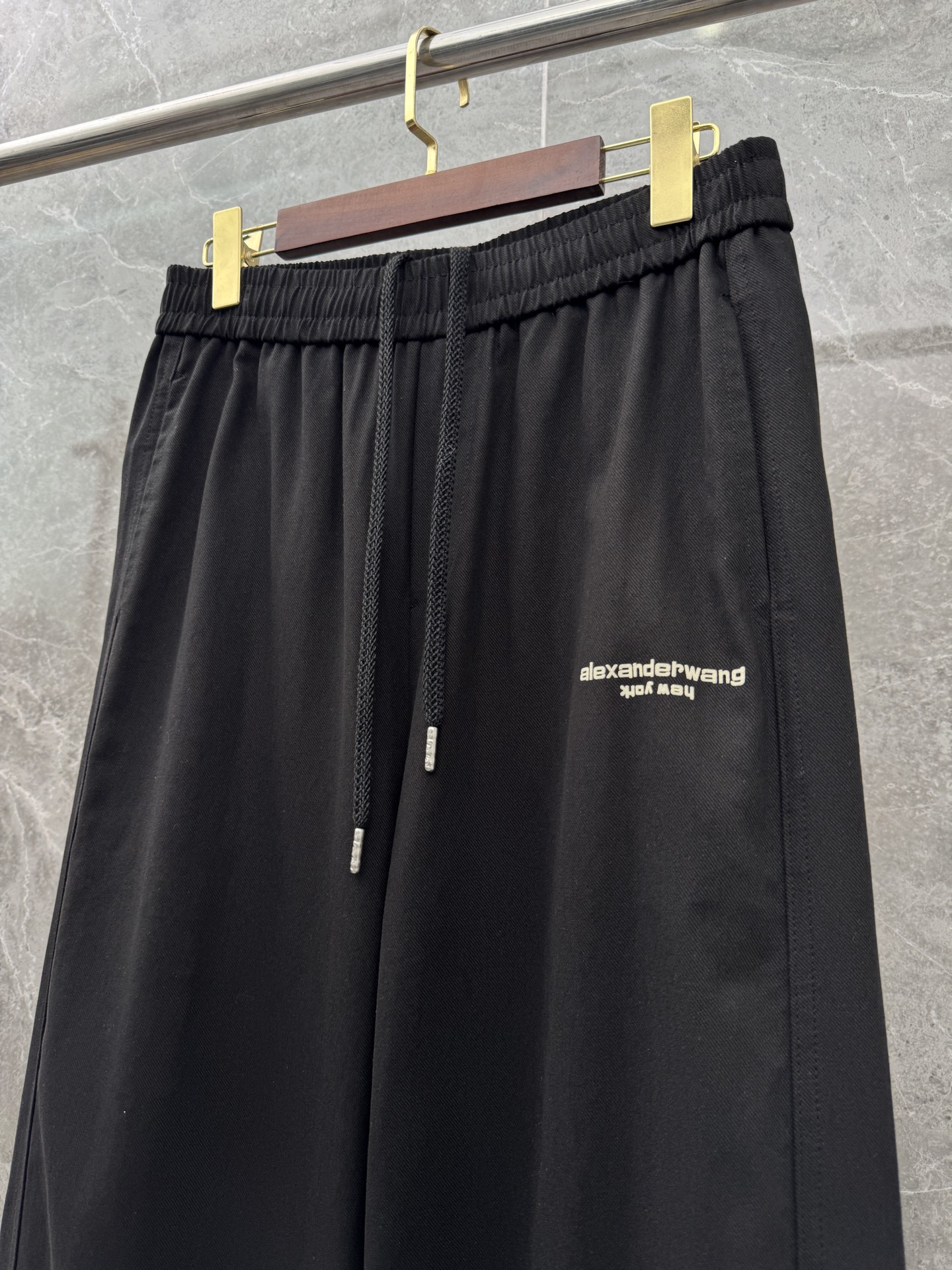 大王🌈🌈春夏季新款休闲裤，裤子侧向饰有大王植绒字母设计，辨识度颇为鲜明，弹性松紧腰边抽绳束脚设计，面料手