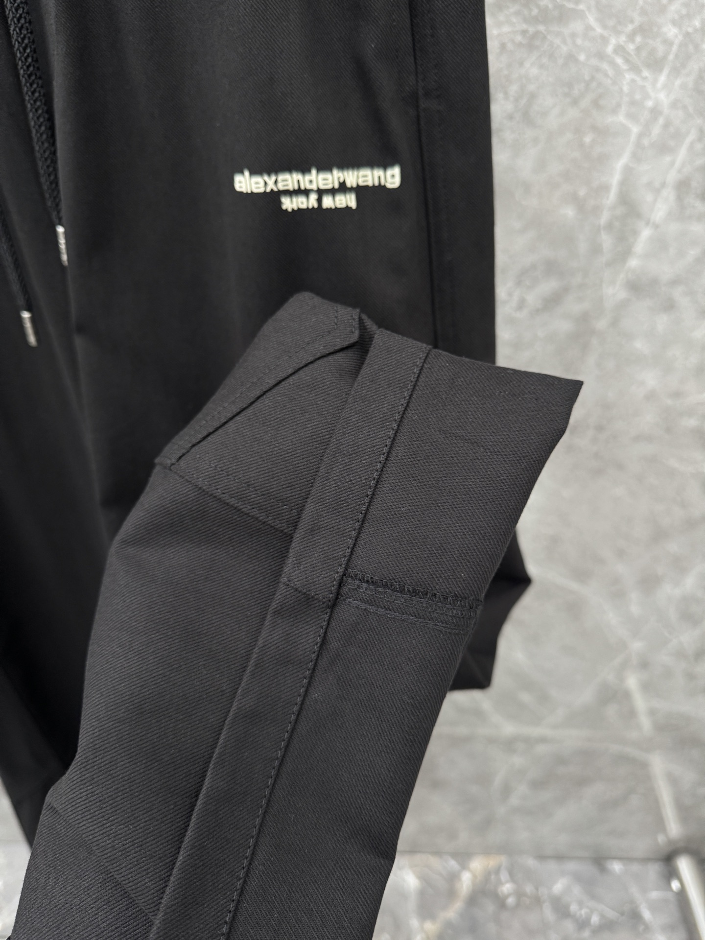 大王🌈🌈春夏季新款休闲裤，裤子侧向饰有大王植绒字母设计，辨识度颇为鲜明，弹性松紧腰边抽绳束脚设计，面料手