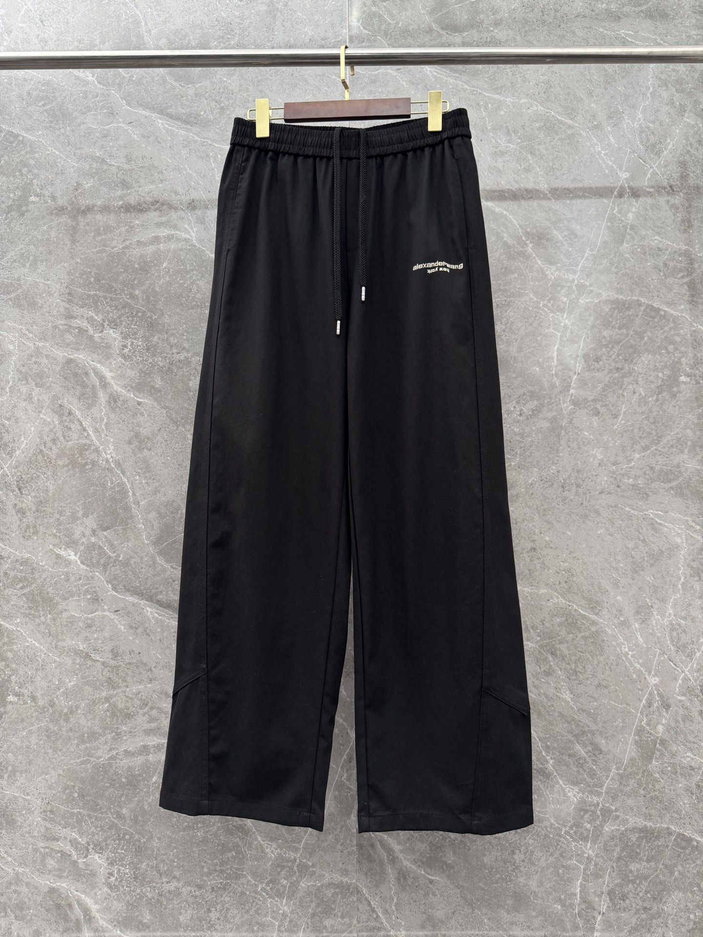 大王🌈🌈春夏季新款休闲裤，裤子侧向饰有大王植绒字母设计，辨识度颇为鲜明，弹性松紧腰边抽绳束脚设计，面料手