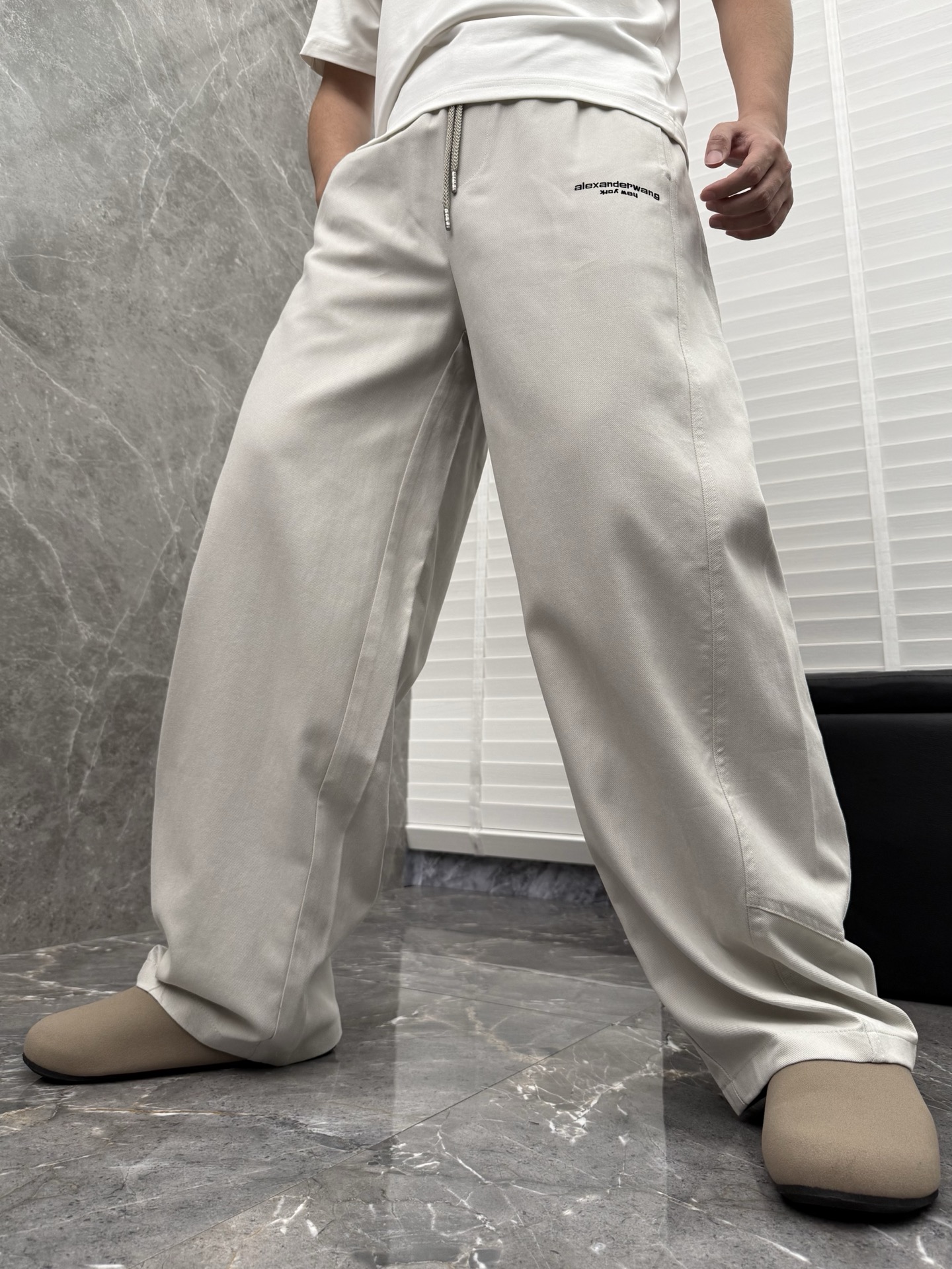 大王🌈🌈春夏季新款休闲裤，裤子侧向饰有大王植绒字母设计，辨识度颇为鲜明，弹性松紧腰边抽绳束脚设计，面料手