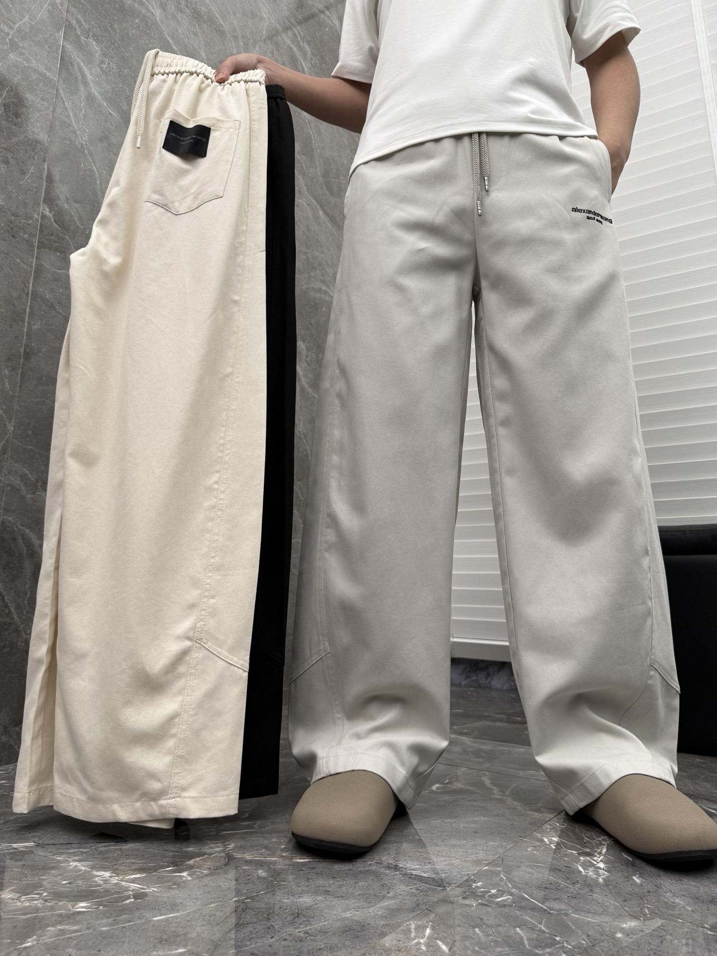 大王🌈🌈春夏季新款休闲裤，裤子侧向饰有大王植绒字母设计，辨识度颇为鲜明，弹性松紧腰边抽绳束脚设计，面料手