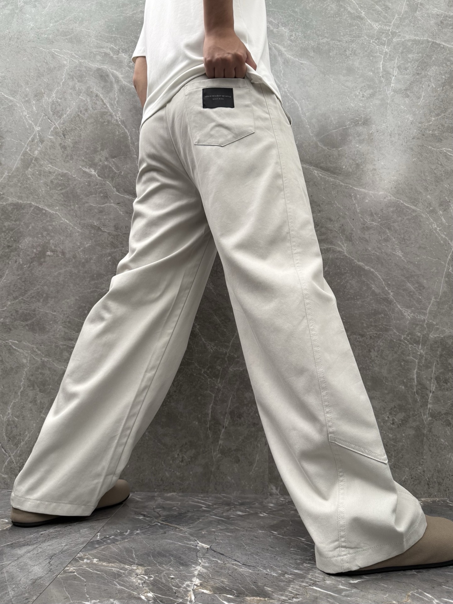 大王🌈🌈春夏季新款休闲裤，裤子侧向饰有大王植绒字母设计，辨识度颇为鲜明，弹性松紧腰边抽绳束脚设计，面料手