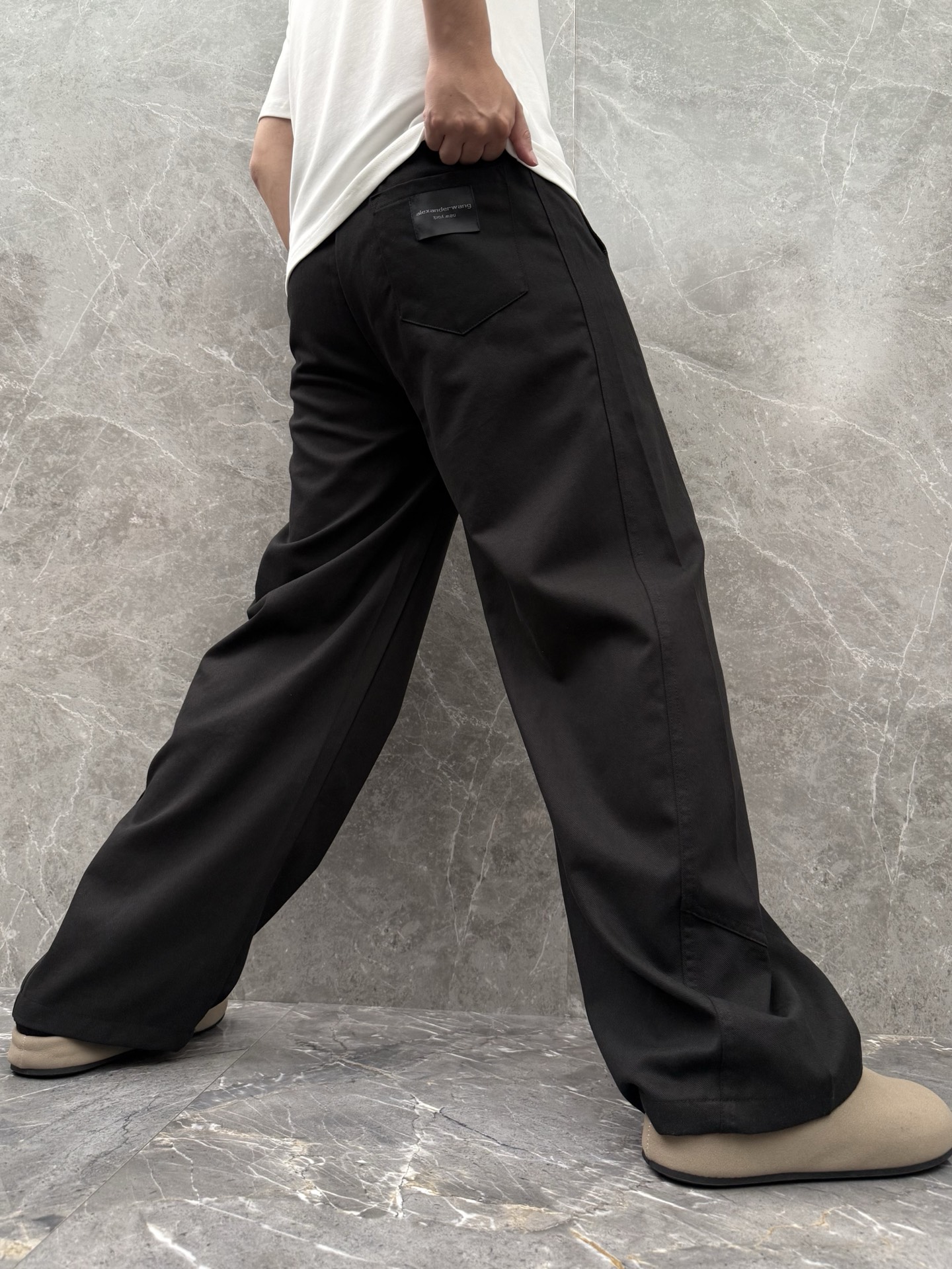 大王🌈🌈春夏季新款休闲裤，裤子侧向饰有大王植绒字母设计，辨识度颇为鲜明，弹性松紧腰边抽绳束脚设计，面料手