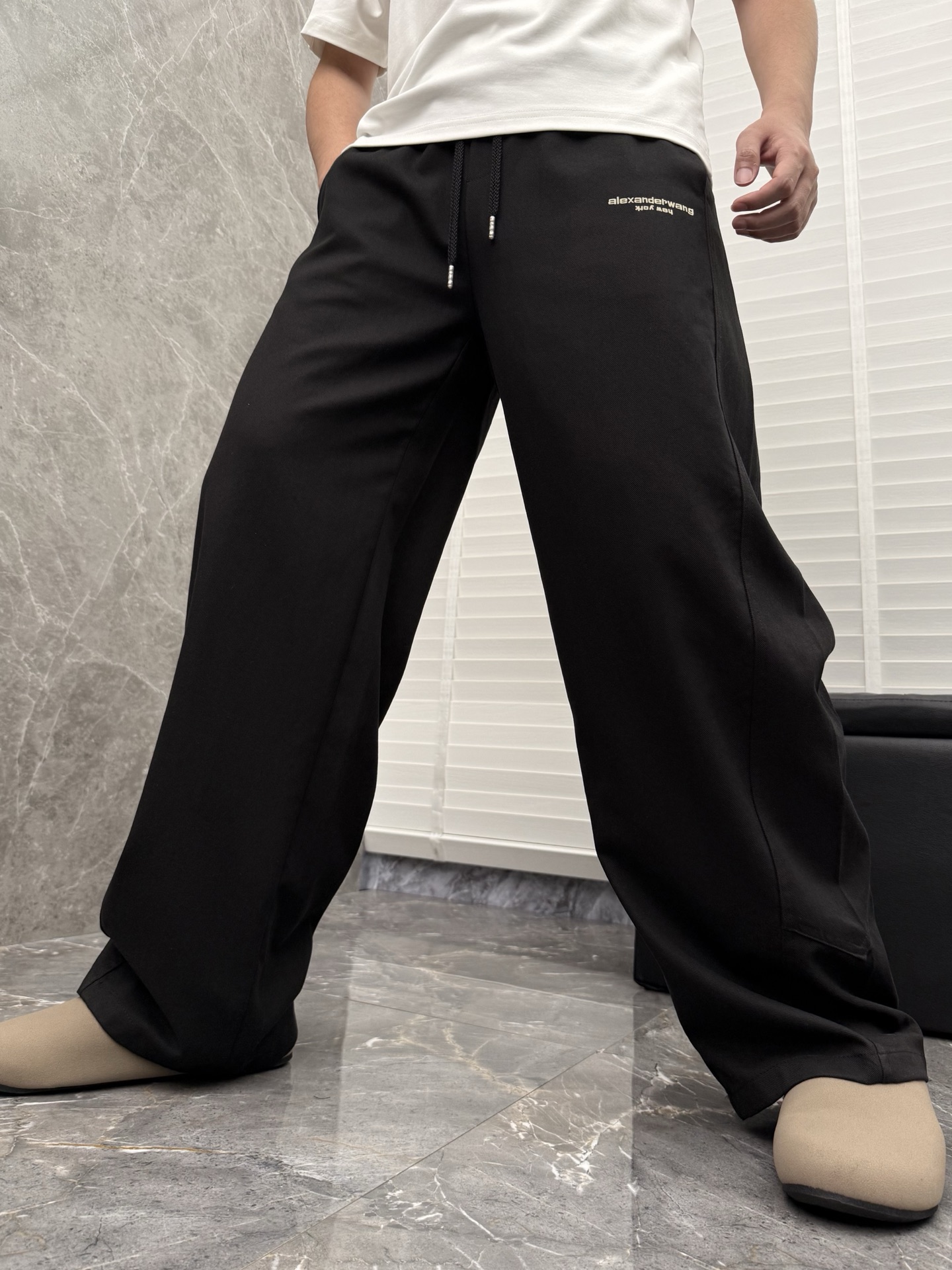 大王🌈🌈春夏季新款休闲裤，裤子侧向饰有大王植绒字母设计，辨识度颇为鲜明，弹性松紧腰边抽绳束脚设计，面料手