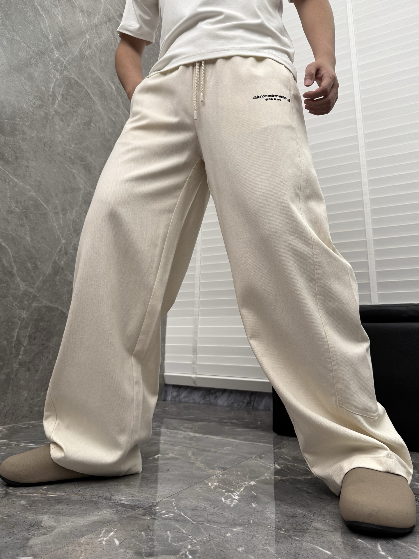 大王🌈🌈春夏季新款休闲裤，裤子侧向饰有大王植绒字母设计，辨识度颇为鲜明，弹性松紧腰边抽绳束脚设计，面料手