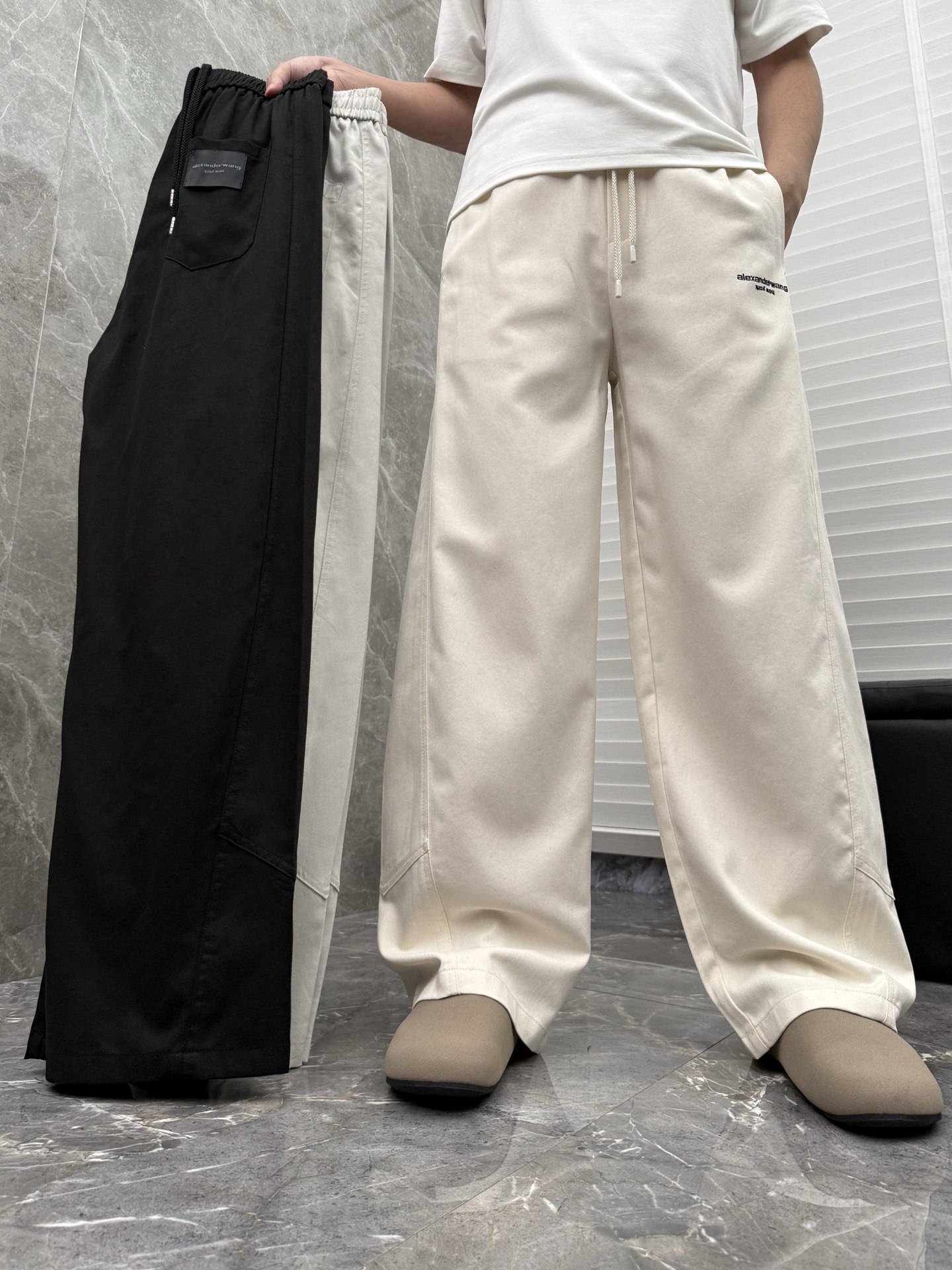 大王🌈🌈春夏季新款休闲裤，裤子侧向饰有大王植绒字母设计，辨识度颇为鲜明，弹性松紧腰边抽绳束脚设计，面料手