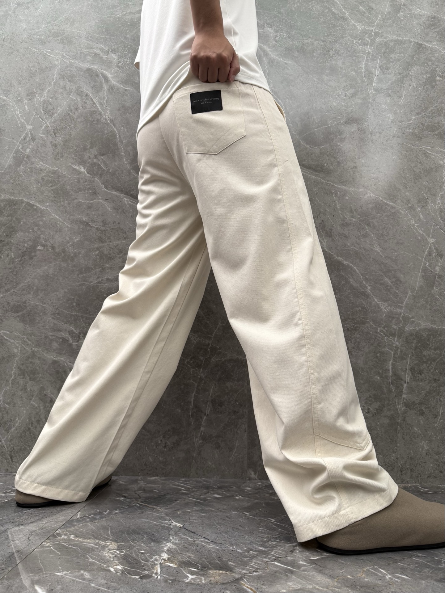 大王🌈🌈春夏季新款休闲裤，裤子侧向饰有大王植绒字母设计，辨识度颇为鲜明，弹性松紧腰边抽绳束脚设计，面料手