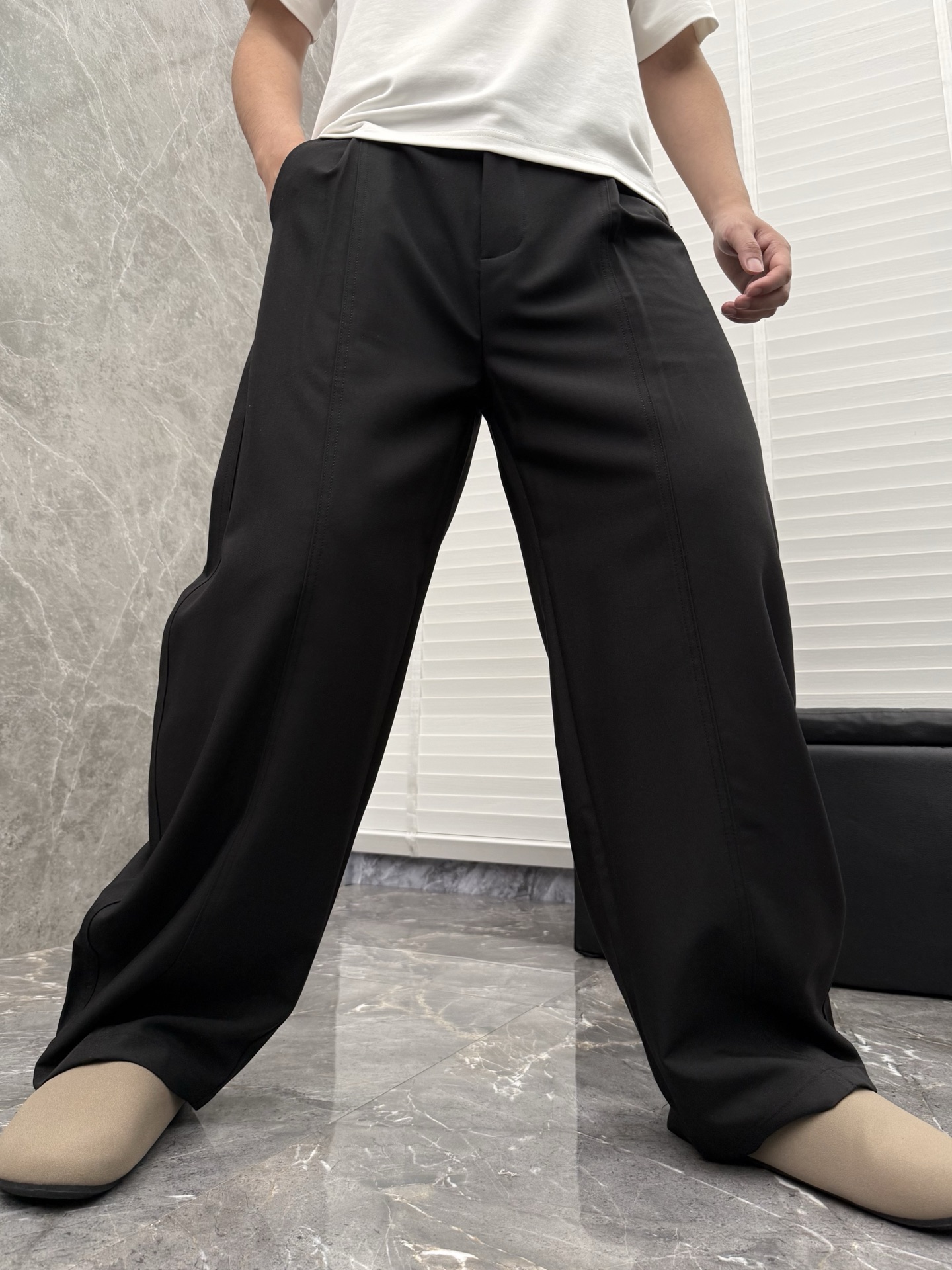 罗意威🌈🌈26年春夏季新款休闲裤，采用进口优质西装面料，超级舒适透气！散口设计，侧边标识点缀，版型上身效