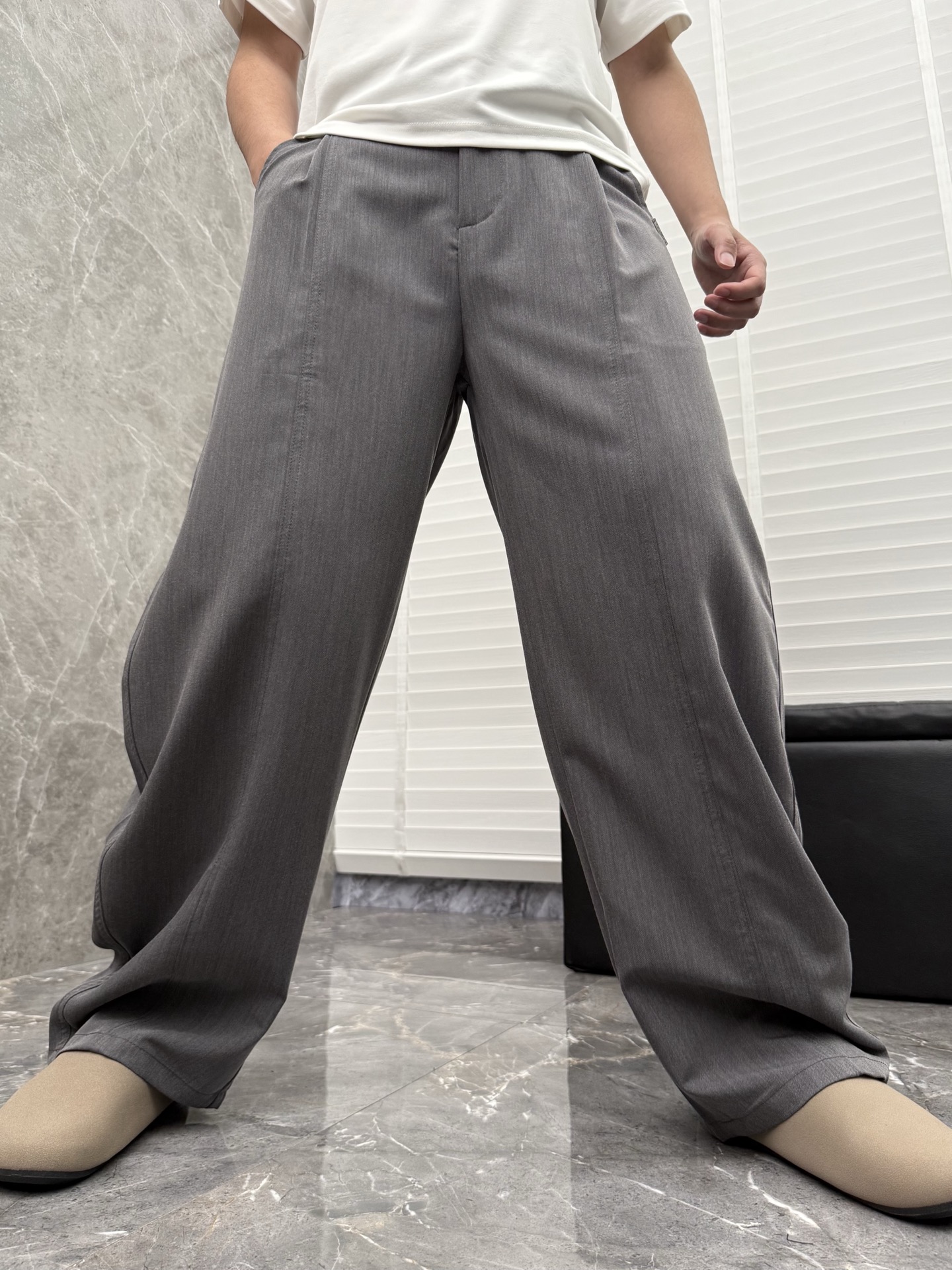 罗意威🌈🌈26年春夏季新款休闲裤，采用进口优质西装面料，超级舒适透气！散口设计，侧边标识点缀，版型上身效