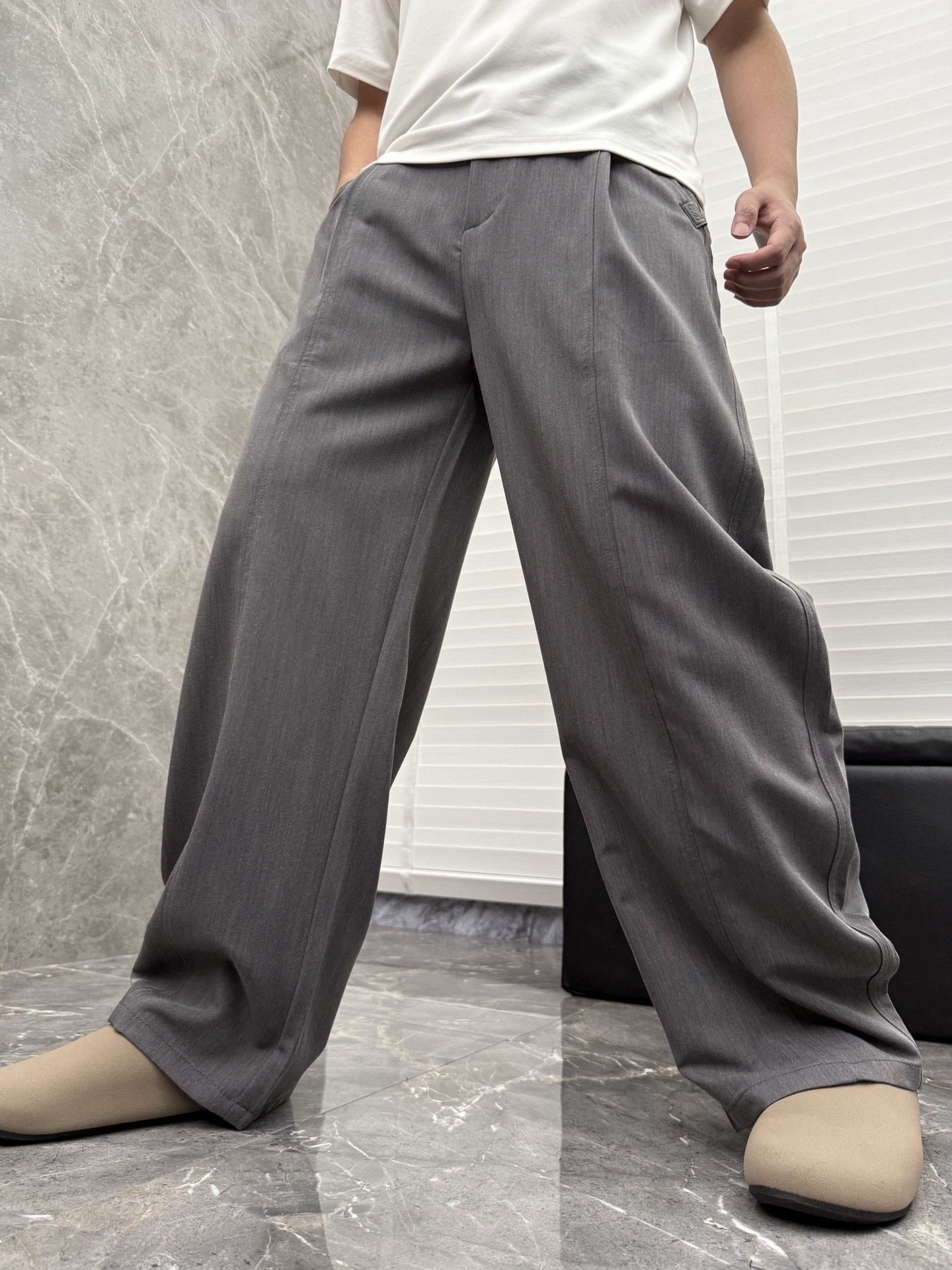 罗意威🌈🌈26年春夏季新款休闲裤，采用进口优质西装面料，超级舒适透气！散口设计，侧边标识点缀，版型上身效