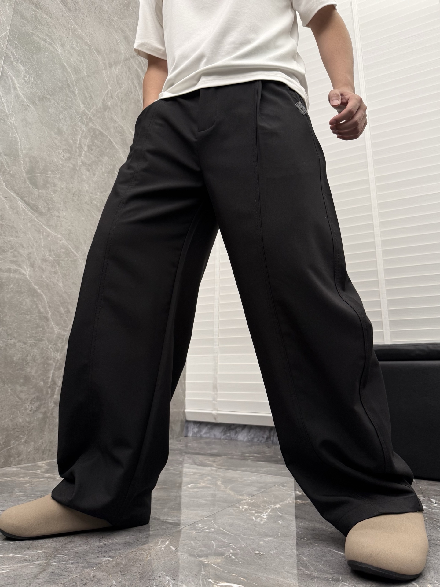 罗意威🌈🌈26年春夏季新款休闲裤，采用进口优质西装面料，超级舒适透气！散口设计，侧边标识点缀，版型上身效