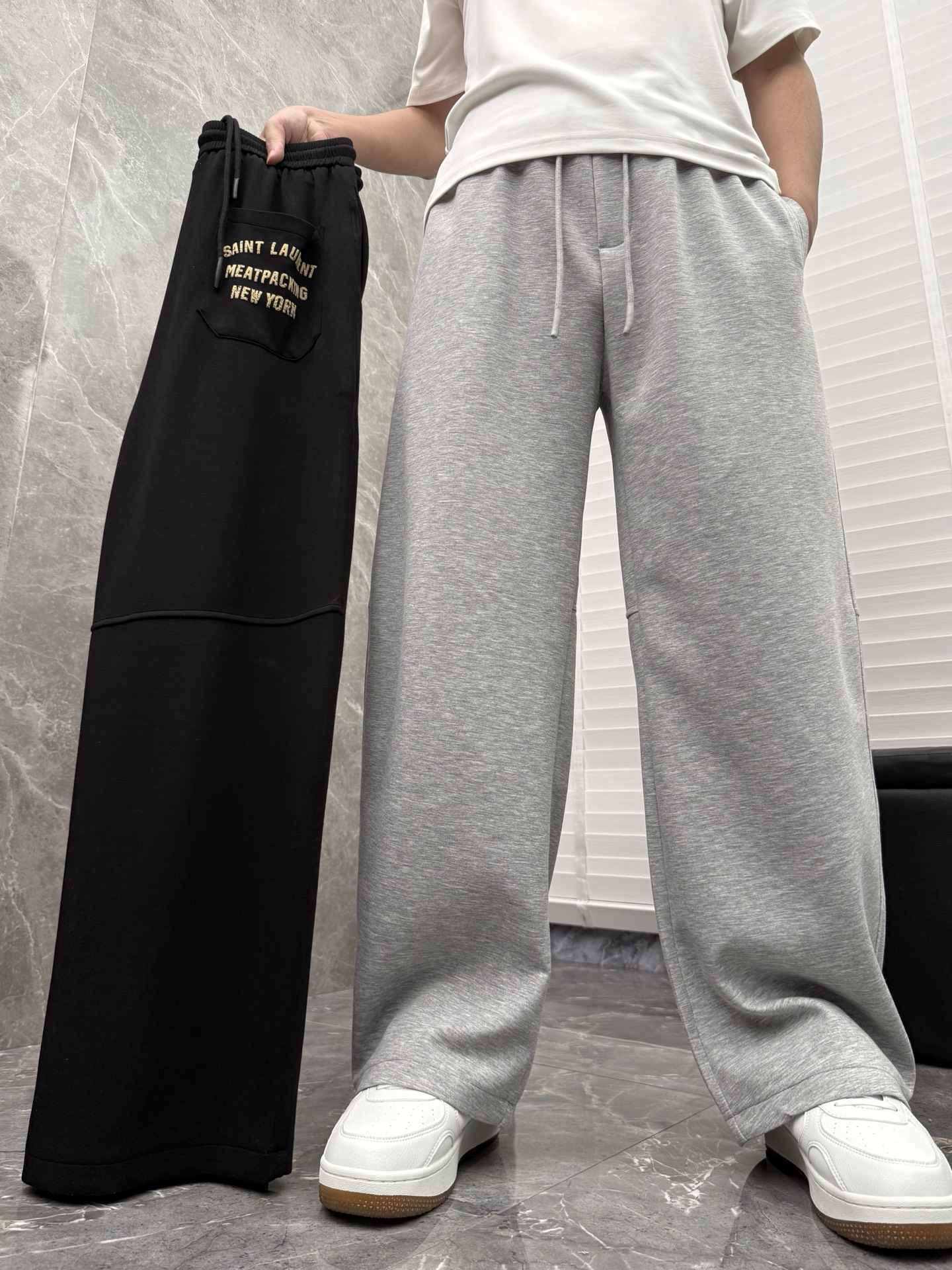 圣罗兰🌈🌈经典休闲直筒长裤，采用了莫代尔面膜材质，面料丝滑挺括，搭配后口袋标识装饰，上身足够吸睛且回头率