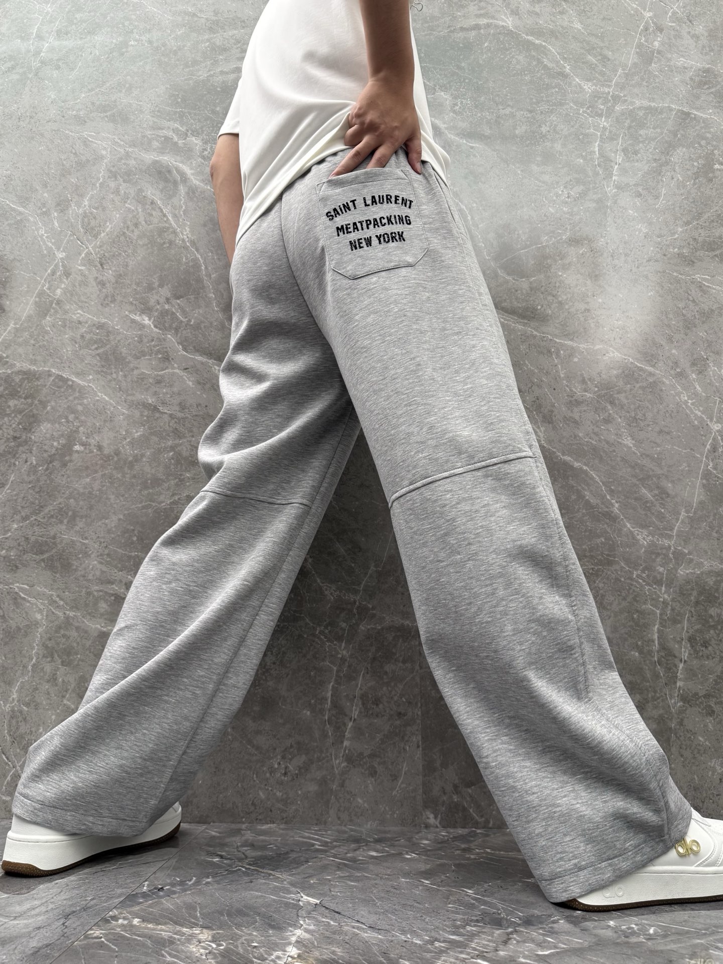 圣罗兰🌈🌈经典休闲直筒长裤，采用了莫代尔面膜材质，面料丝滑挺括，搭配后口袋标识装饰，上身足够吸睛且回头率