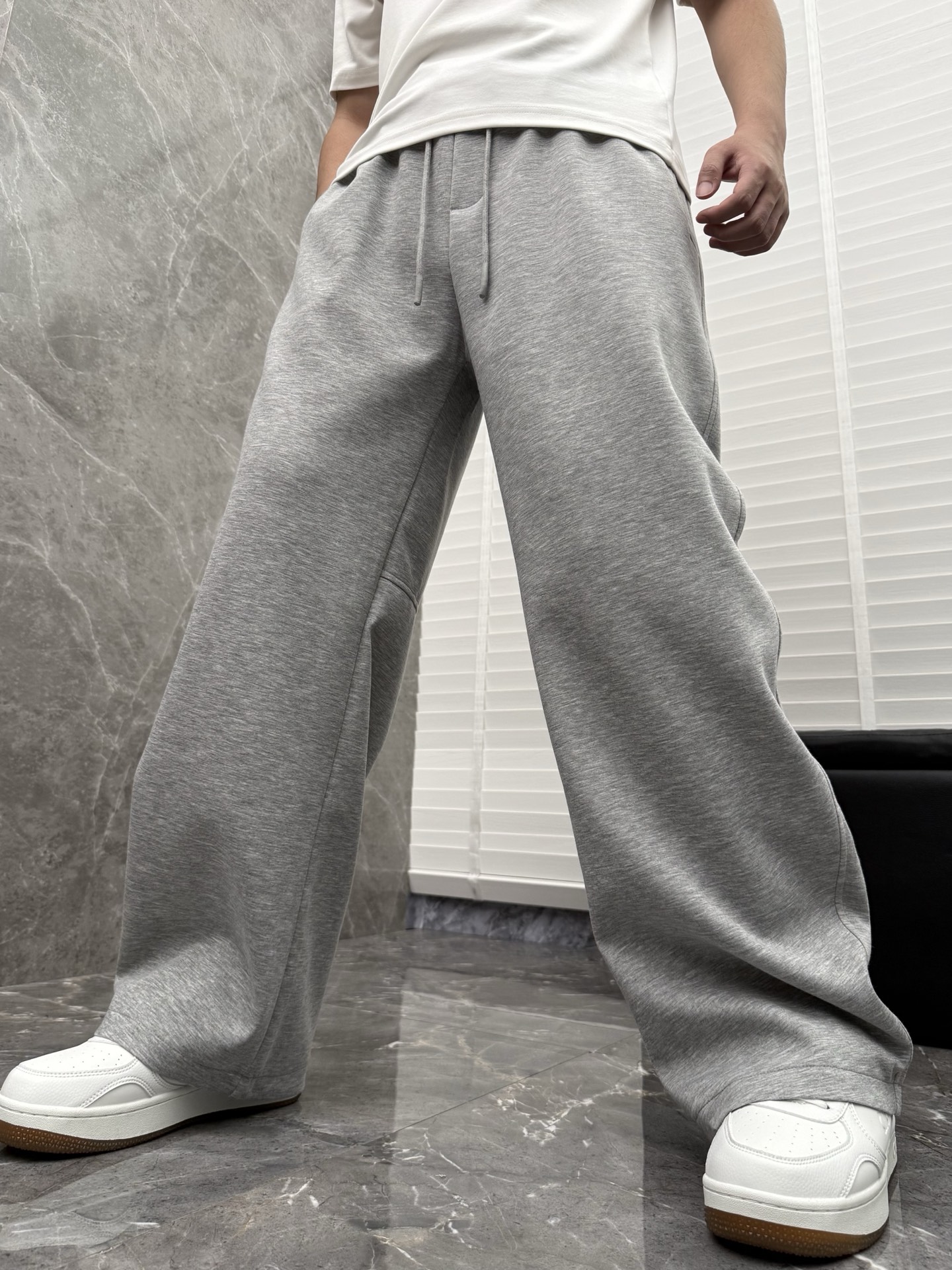 圣罗兰🌈🌈经典休闲直筒长裤，采用了莫代尔面膜材质，面料丝滑挺括，搭配后口袋标识装饰，上身足够吸睛且回头率