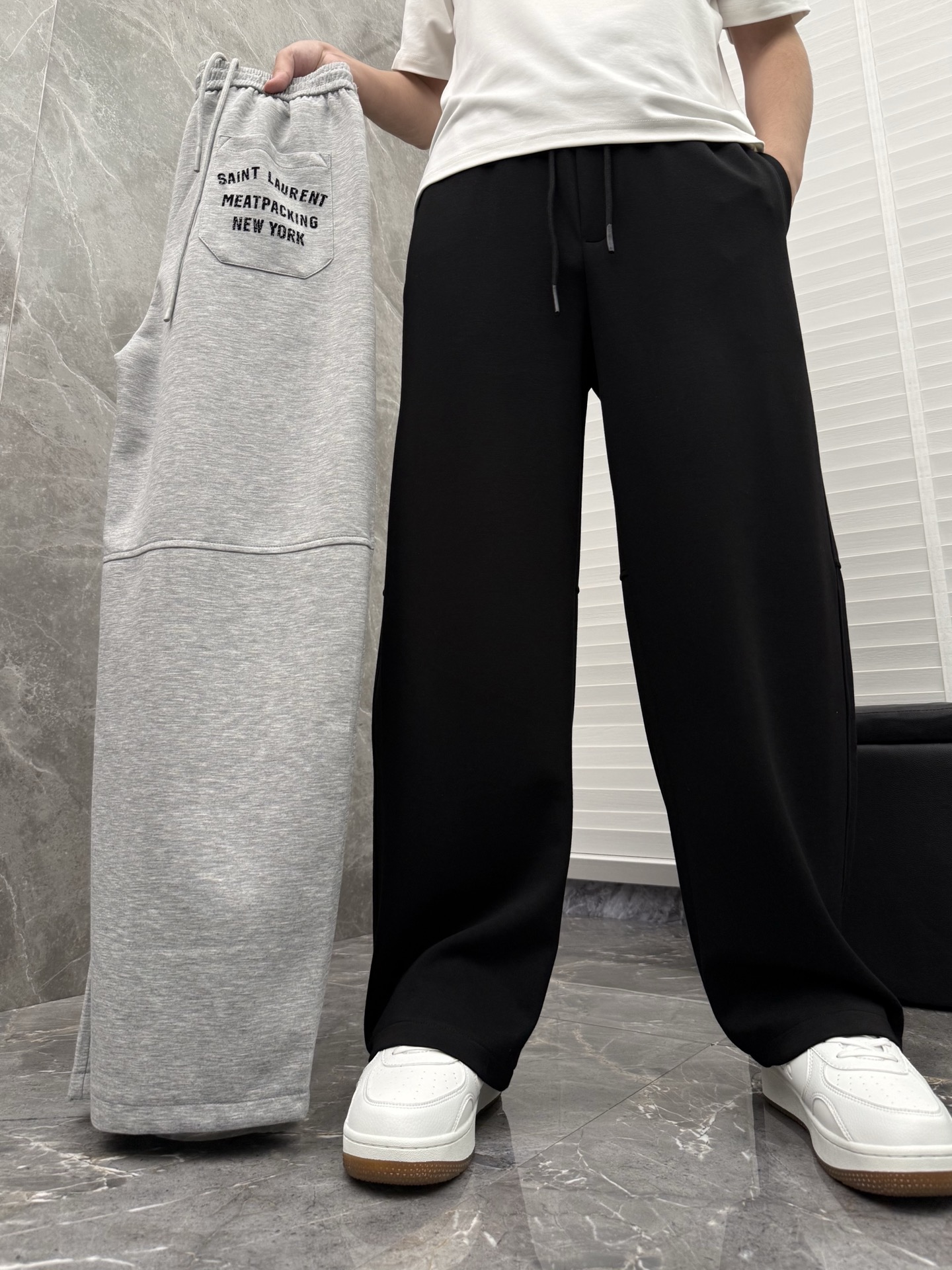 圣罗兰🌈🌈经典休闲直筒长裤，采用了莫代尔面膜材质，面料丝滑挺括，搭配后口袋标识装饰，上身足够吸睛且回头率