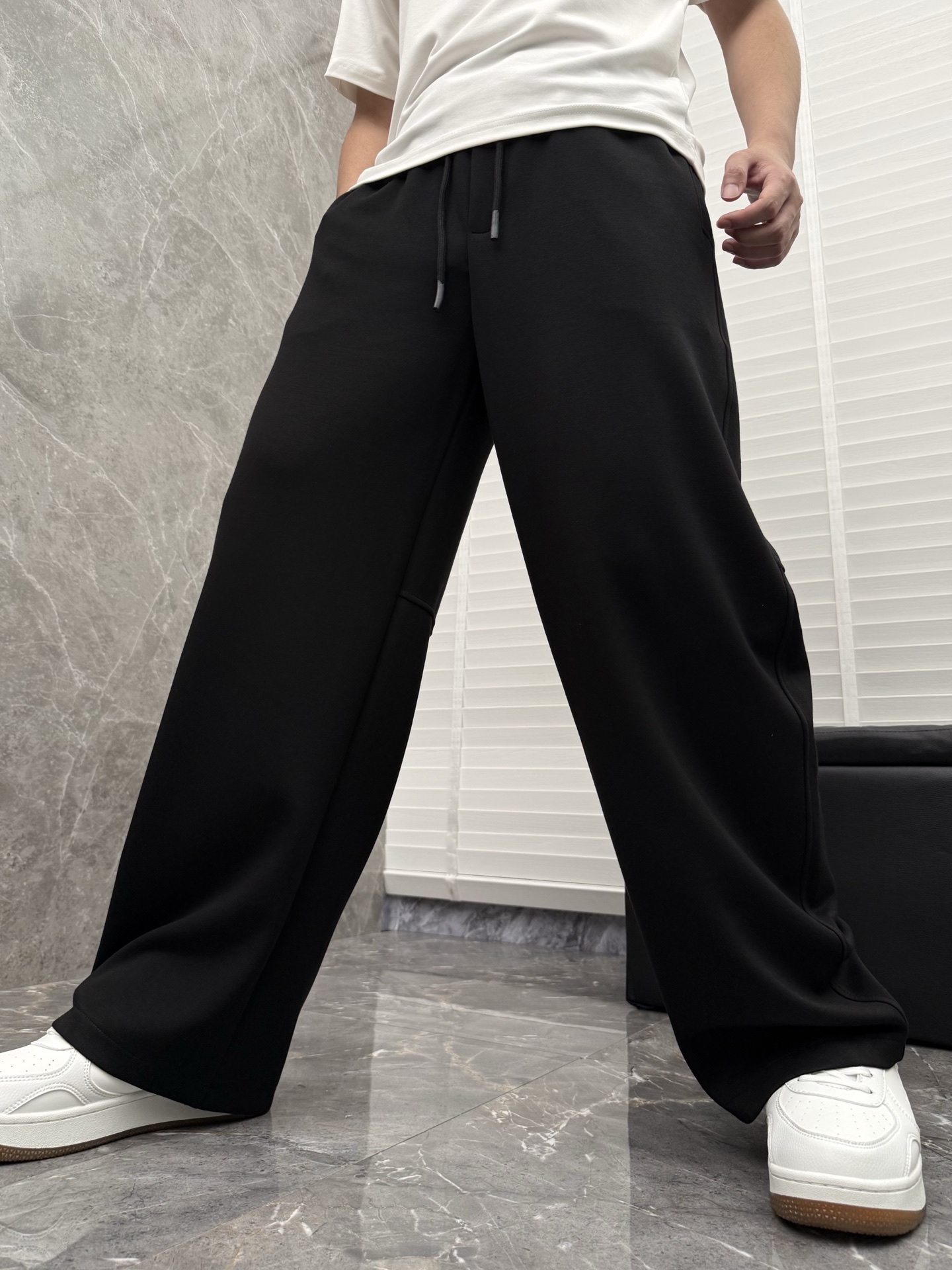 圣罗兰🌈🌈经典休闲直筒长裤，采用了莫代尔面膜材质，面料丝滑挺括，搭配后口袋标识装饰，上身足够吸睛且回头率