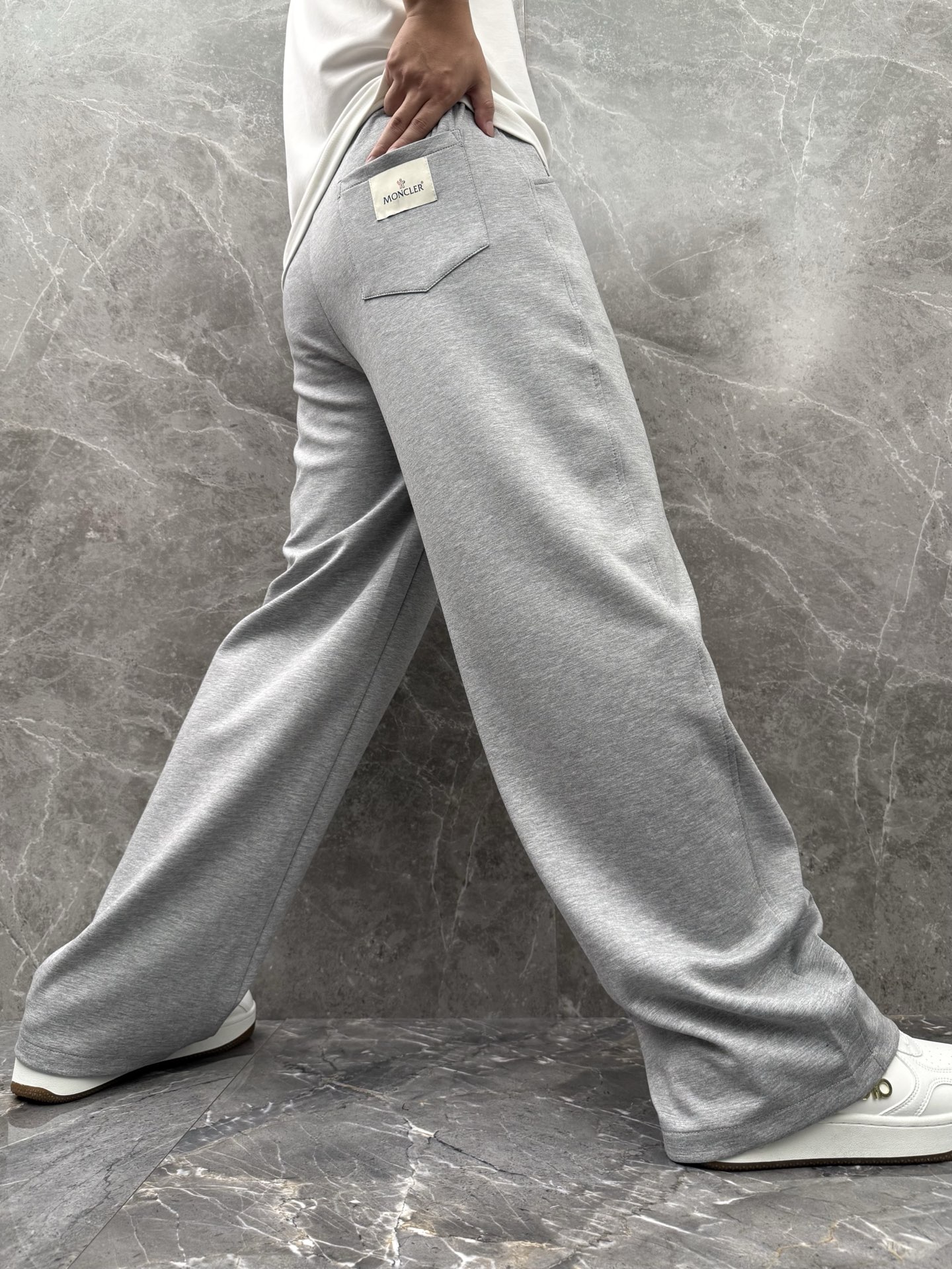 蒙口🌈🌈新款休闲长裤！采用高定优质面料，亲肤舒适细腻，久穿不变形不起皱，耐穿性能强。腰部松紧带抽绳设计，