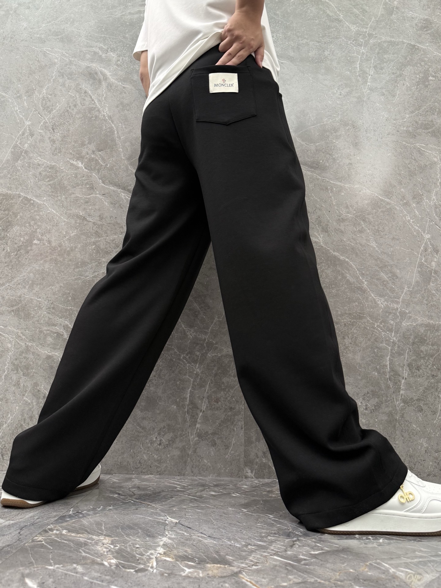 蒙口🌈🌈新款休闲长裤！采用高定优质面料，亲肤舒适细腻，久穿不变形不起皱，耐穿性能强。腰部松紧带抽绳设计，