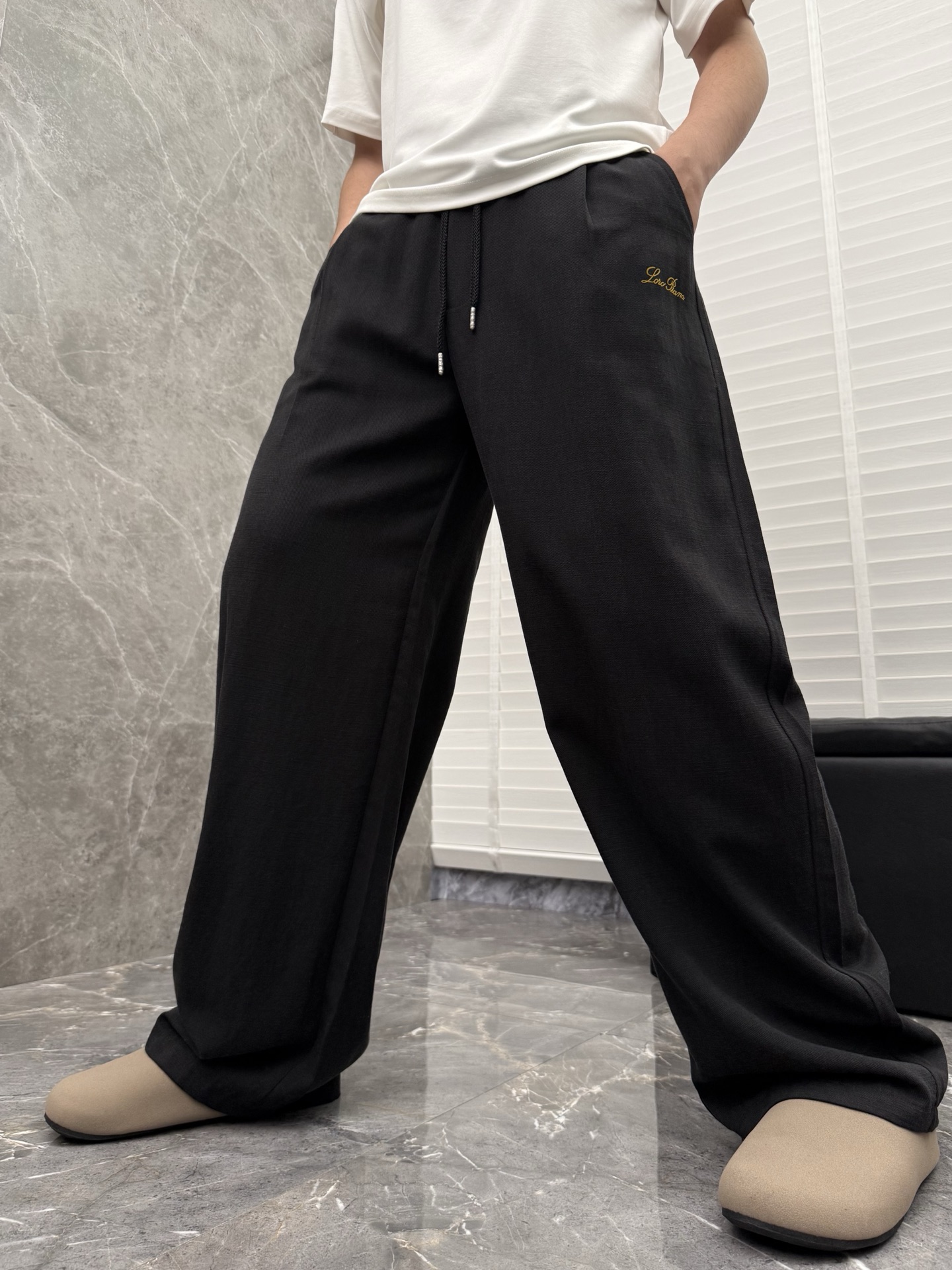 Loro Piana🌈🌈新款天丝休闲裤，采用醋酸天丝面料打造，舒适轻肤软糯，非常有垂感不显臃肿。前面植绒