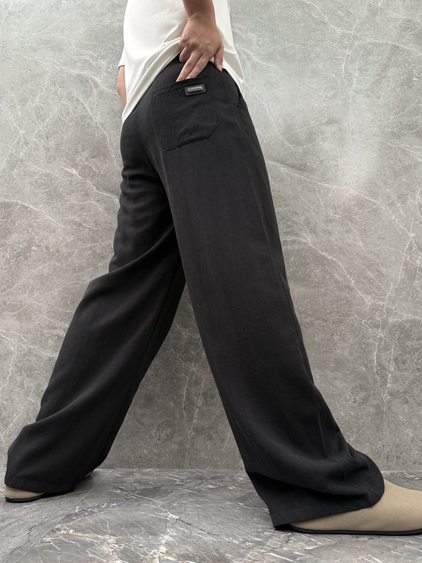 Loro Piana🌈🌈新款天丝休闲裤，采用醋酸天丝面料打造，舒适轻肤软糯，非常有垂感不显臃肿。前面植绒