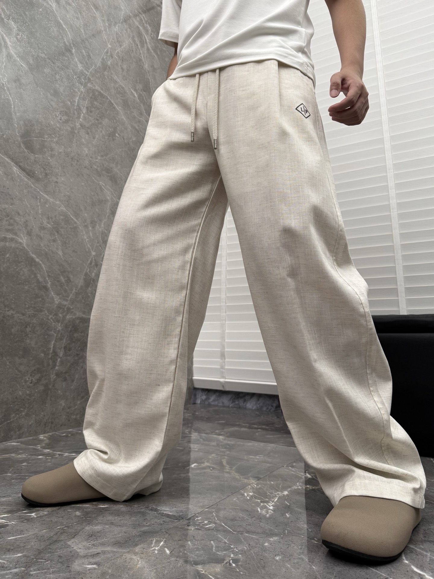 Loro Piana🌈🌈新款亚麻天丝休闲裤，采用亚麻天丝面料打造，舒适轻肤软糯，非常有垂感不显臃肿。前面
